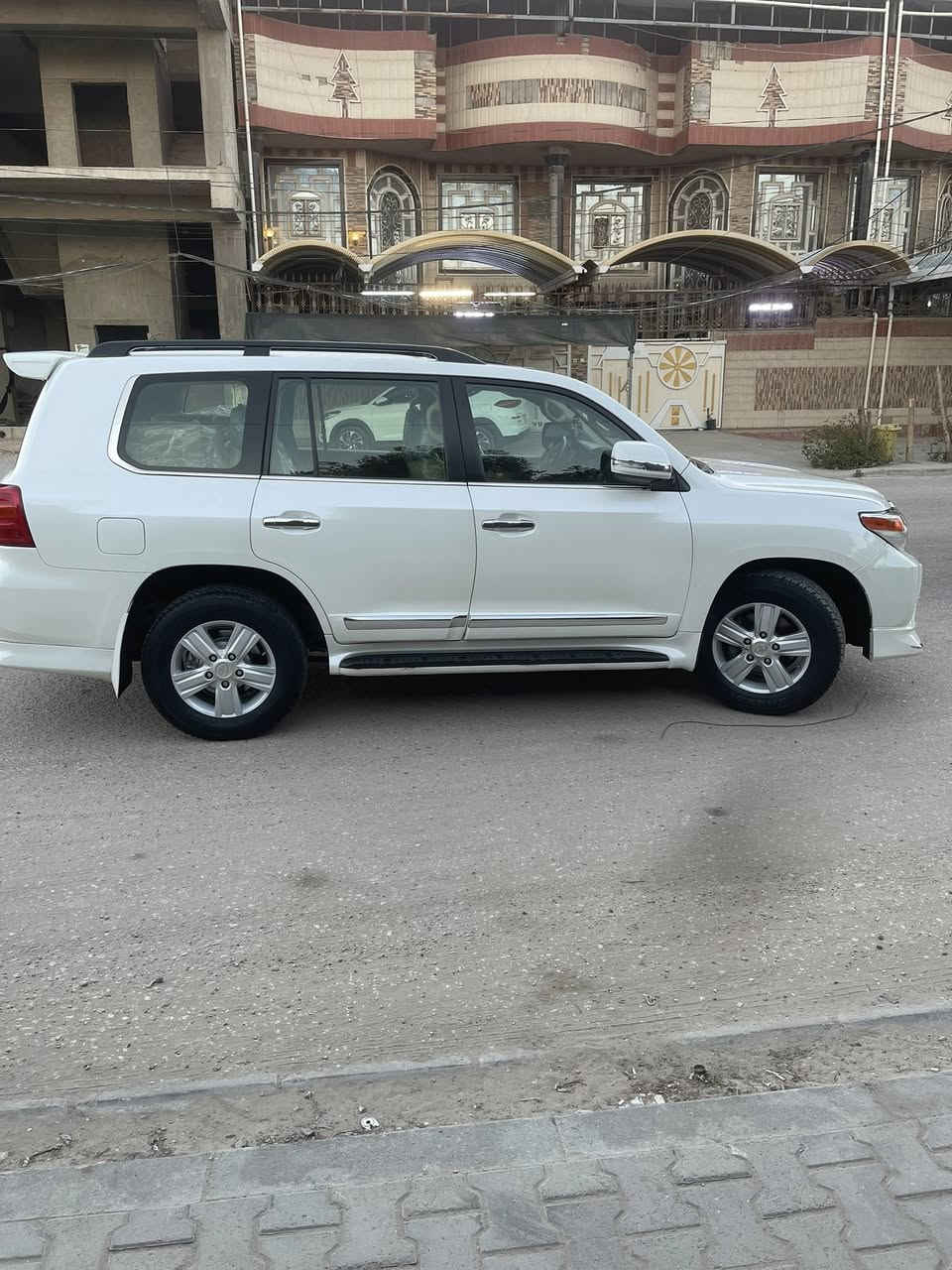 السلام عليكم
للبيع  لاندكروز  

     موديل.            2012     بريم 

رقم بغداد بسمي رقم إنكليزي وسنوية لل 2030 

مكفولة. 

 السعر      340 وبيهة مجال للطيبين 

المواصفات 

بصمة دخول

بصمة تشغيل 

تشغيل عن بعد 

فتحة سقف 

جلد اصلي 

كرسي كهرباء 

حساس امامي

حساس خلفي

زراك لايت 

كامرة خلفية

ويل 18 

فور ويل  4+4 

مانع انزلاق 

لد امامي 

لد خلفي 

داخل صاج ملكي 

لايت زنون 

سبعة راكب 

3 قطع تبريد 

لون صدفي 

شاشة اصلية 

تحكمات ستيرن 

مثبت سرعة 

محرك  6 سلندر 

مري شفط

مري قلاب عند الرجوع 

وباقي المواصفات المعروفة 

السيارة مكفولة من صبغ والضربة والتبديل 

محرك وكير شركة مكفولات 

حدادية جديدة وتايرات نضيفة تبريد ثلج 

مكاني النجف 

***********
