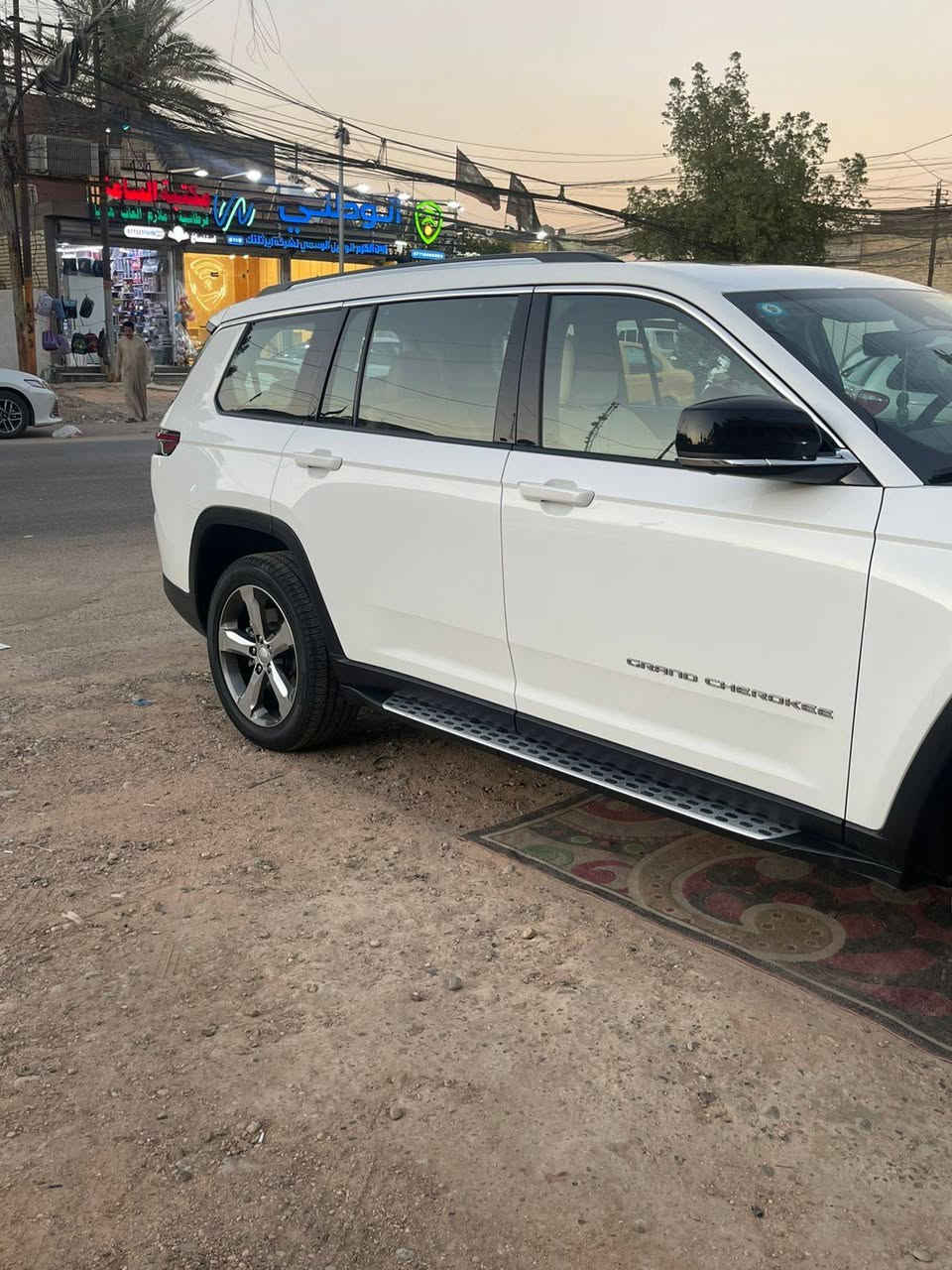 جيب كراند شيروكى 2022
 سيارة نظيفة ووياها السونار مالتها
العداد:  
اللون: ابيض
5 راكب 
رقم  بغداد جديد
المحرك: 3.6 لتر 6 أسطوانات (V6)
القوة الحصانية: 293
عزم الدوران (نيوتن-م): 352
ناقل الحركة: اوتوماتيك 8 سرعات
المواصفات:
*نظام دفع رباعي 4X4 متطور
*فتحة سقف 
*دخول ذكي بدون مفتاح
*ويل المنيوم قياس 18 انج
*شاشة التحكم الرئيسية لمس بنظام Uconnect 5 بقياس 8.4 انج مع نظام ملاحة
*رادار تفاعلي مع خاصية التوقف والانطلاق
*تحذير النقطة العمياء
*تحذير الخروج عن المسار
*نظام المحافظة على البقاء فى المسار
*حساسات خلفية
*نظام مانع تصادم خلفى
*نظام القيادة شبه الذاتية
*مقصورة الركاب من الجلد الفاخر
*مقعد السائق كهربائي
*نظام ابل كار بلاى و اندرويد اوتو لاسلكي
*نظام صوتي فاخر 9 سماعات من ALPINE
*دخول ذكي (بصمة)
*مصابيح أمامية أوتوماتيكية مع مصابيح نهارية وكشافات ضباب LED
*نظام التحكم التلقائي في الضوء العالى
*ماسحات زجاج أمامي حساسة للمطر
*وسائد هوائية أمامية متعددة المراحل ووسائد هوائية جانبية ووسائد هوائية أمامية/خلفية.
*نظام التحكم الإلكتروني بالثبات.
رقم تواصل ***********
مكان السيارة :بغداد الامين الثانية
