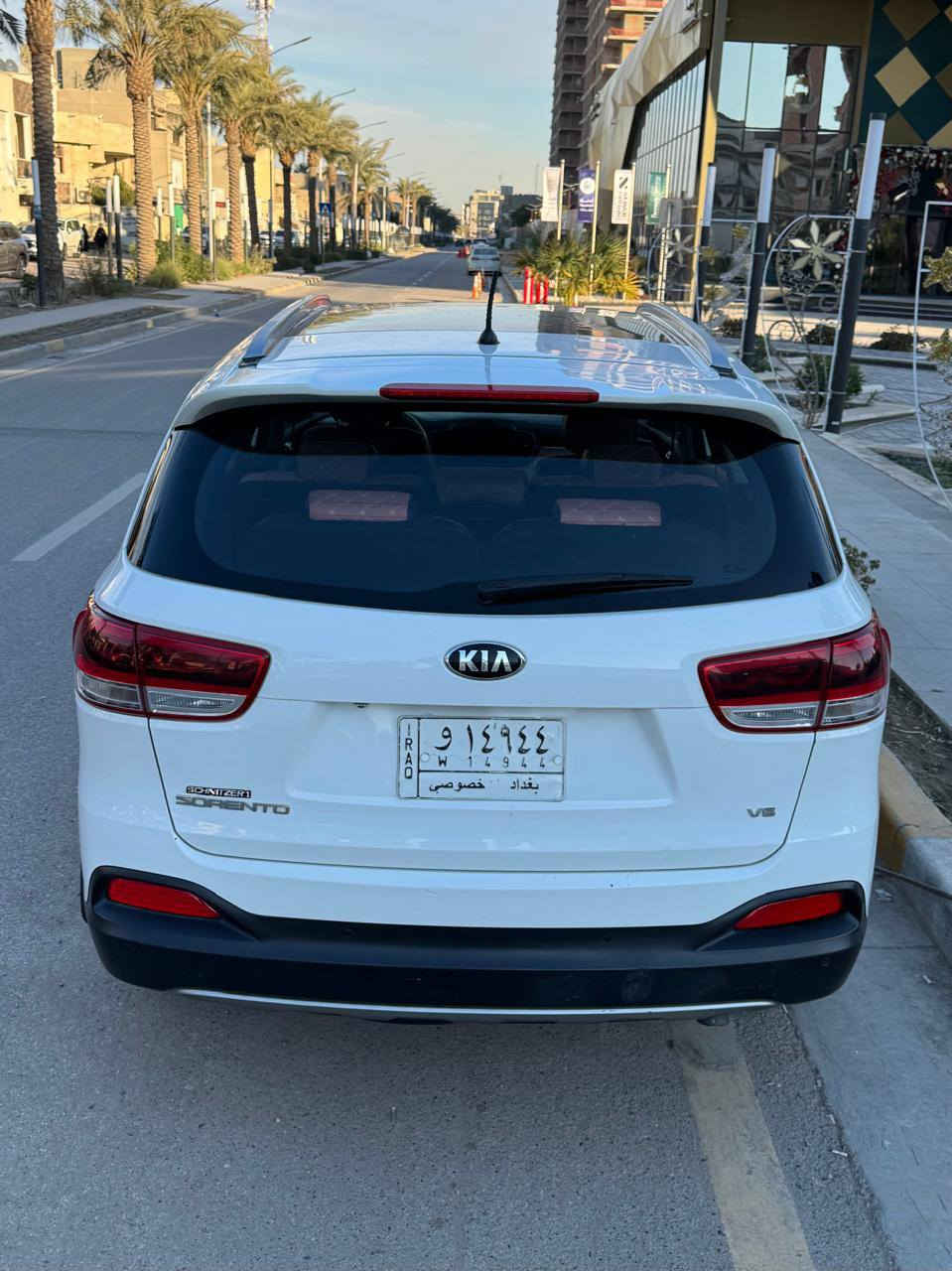 السلام عليكم . سورنتو 2017 خليجي ماشية 82 مواصفاتها حلوة پانوراما - بصمة -حساس إمامي خلفي - تبريد شاشة 3 قطع ويل 20 - شاشة وكاميرا مع داش كام - مكفولة من الصبغ والبارد عدا كم شخط بسيط ولمعلومات اكثر الاتصال عل الرقم *********** اخوكم احمد
