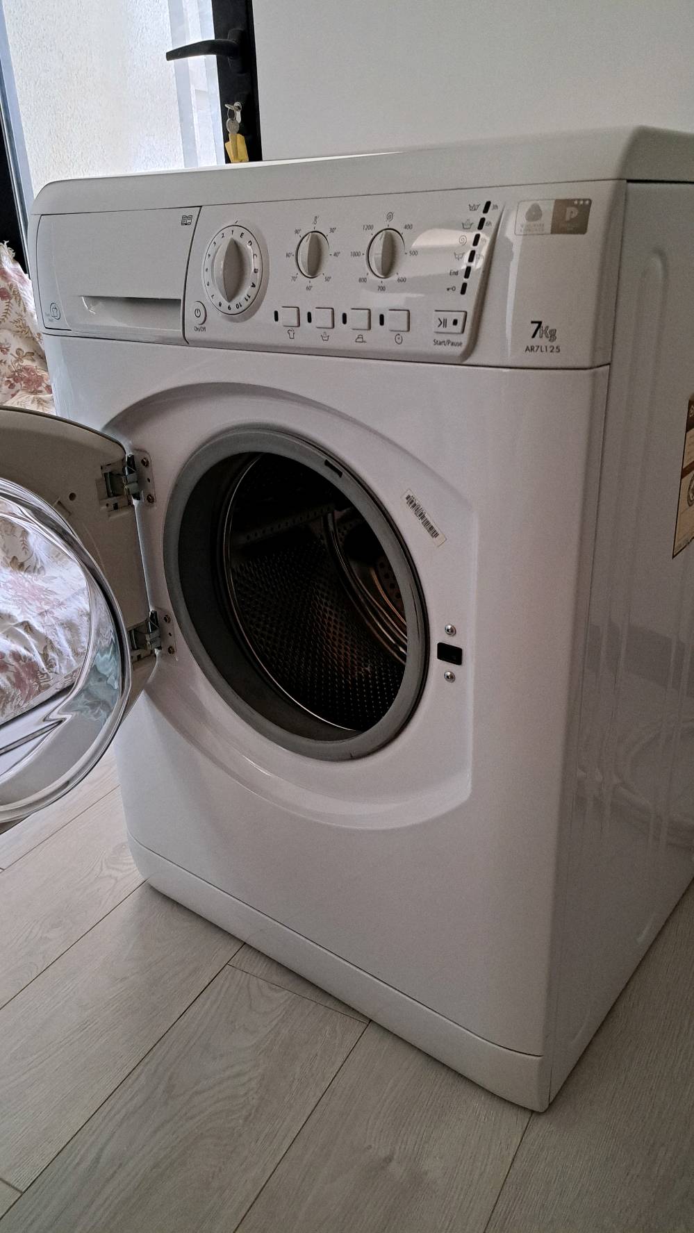 غسالة ملابس نظيفة جدا للبيع نوع Ariston إيطالية الصنع ووزن ٧ كيلو غرام