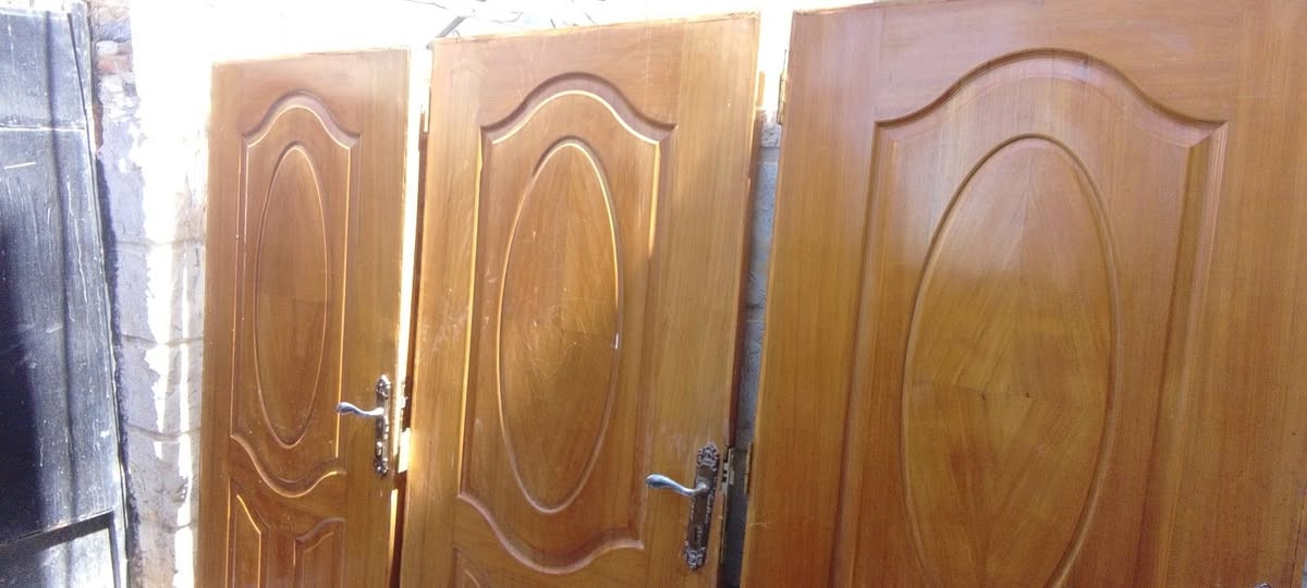 السلام عليكم حبايب .باب خشب تزكام وزن ثقيل .سعر الباب 65.رقم الهاتف ***********عنوان بغداد الشعب
