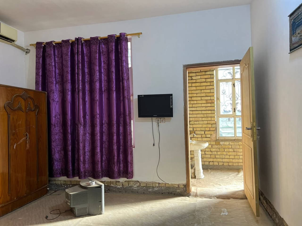 السلام عليكم دار للبيع المساحه الكليه 500 متر مساحة البناء فقط 255 متر
يتكون من استقبال 10في 5
غرفة 6في 5 مع حمام 
غرفة 5في5 مع حمام
صاله 13في5
هول 5في4
مطبخ بارد 7في 5مع مطبخ حار 
البيت نقص الأرضية وبياض الصاله ولبخ الخارج وبناء البيتونه والستاره 

العنوان بغداد بداية التاجي من جهة جسر السايلو منطقه عجيل السلطان للاستفسار / ***********
