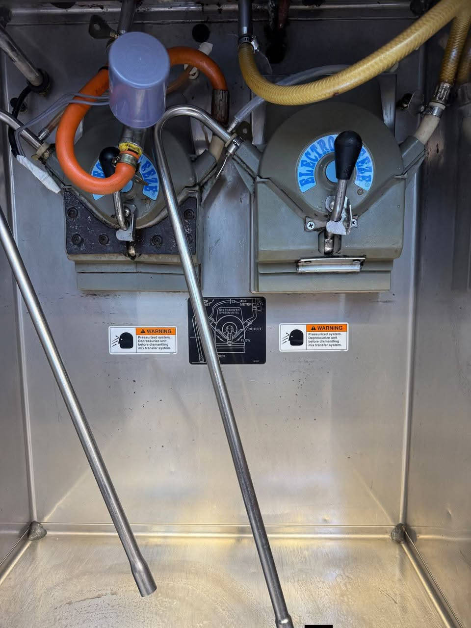 السلام عليكم
للبيع  .. للبيع
مكينة سوفت الكتروفريز أمريكية نظيفة تبريد ماء 
بغداد / ***********
