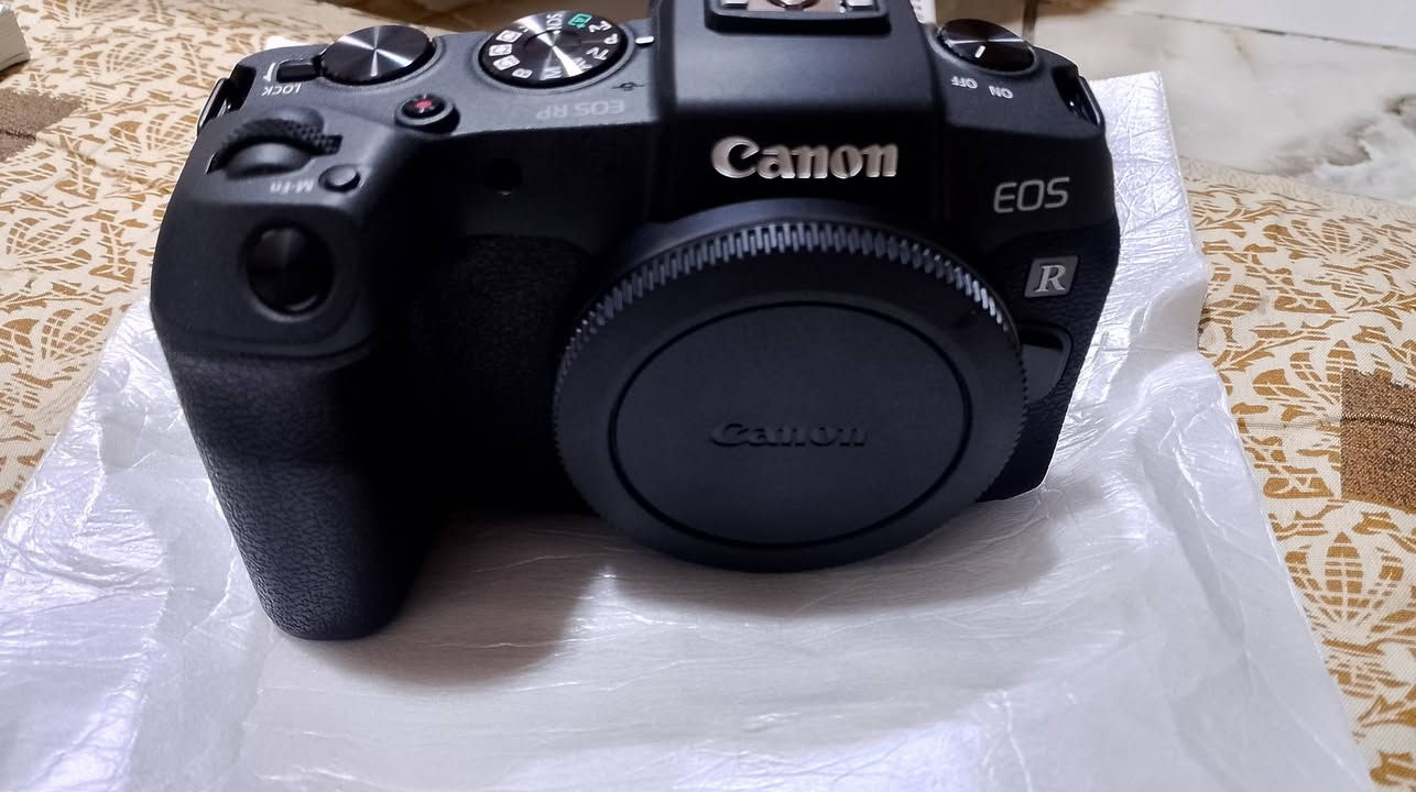 بسم الله الرحمن الرحيم
خوان كامره Canon Eos RP
المعروف لا يعرف  بمواصفات تجعلها مناسبة للهواة والمبتدئين الراغبين في الانتقال لمستشعرات الإطار الكامل:
المستشعر: CMOS بدقة 26.2 ميجا بكسل.
الفيديو: تدعم تصوير الفيديو بدقة 4K و Full HD 1080.
السرعة: قدرة على التصوير المتتابع حتى 5 إطارات في الثانية.
التركيز: نظام Dual Pixel CMOS AF للتركيز البؤري التلقائي السريع والدقيق.
الاتصال: تدعم تقنيات Wi-Fi و Bluetooth لنقل الصور والتحكم عن بُعد (مثل ما موجود بلصور) شاحنه سلك شاحن مع بطاريه للعلم مشحونه فقط ربع ساعه من اجل تشغيل الكامره مع الجسد +لا يوجد زوم الخبيرين يعرفون انو العدسه كت يعني مو بروفشنل لبروفشنل دايمن تشتريها وحدها يفهمون المصورين قصدي
ملاحظه :الكامره جديده غير مستخدمه يعني الشتر صفر صفر الزر التصوير ما مضغوط ابد
السعر(950 الف)


**إذا كنت صاحب هذا الإعلان وتريد حذفه لأي سبب، رجاءا أرسل رسالة إلى الدعم الفني**