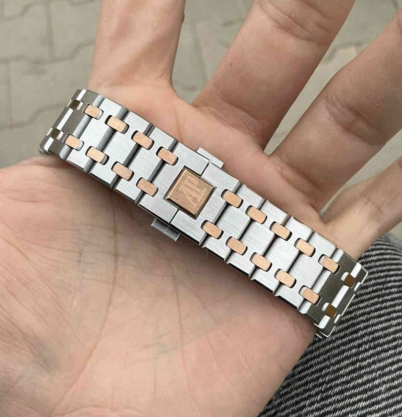 السلام عليكم ساعة Ap اوتوماتيك
ظهر كشف شفاف
مكينة تكويك + اوتوماتيك
قفل بحري 
لون مميز 
قطر 43
ستانلس ستيل
قفل فراشة
95 الف فقط


**إذا كنت صاحب هذا الإعلان وتريد حذفه لأي سبب، رجاءا أرسل رسالة إلى الدعم الفني**