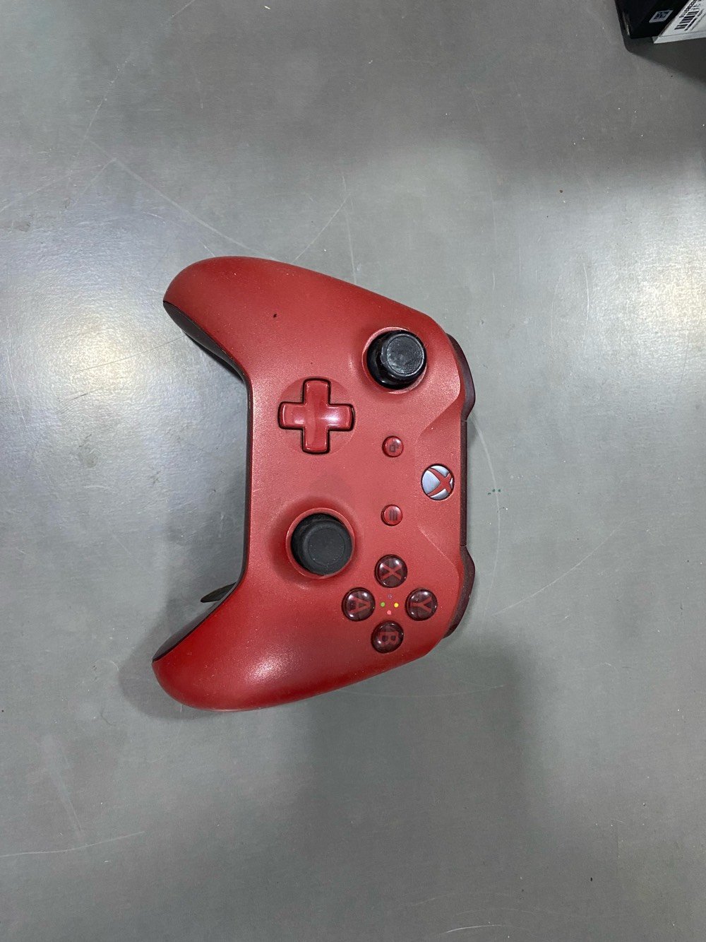 xbox ones مثل ما اموضح بل صوره كله بعده بستيكراته مع يده تجاره محوره مال العاب احترافيه ويده اصليه ما سيريس اس وكيبورد كيمنج وسمعات كيمنج من شركه JBLكلهم وضع شركه 220وبيها مجال للطيبين عنواني موصل ايسر حي الفلاح رقمي ***********