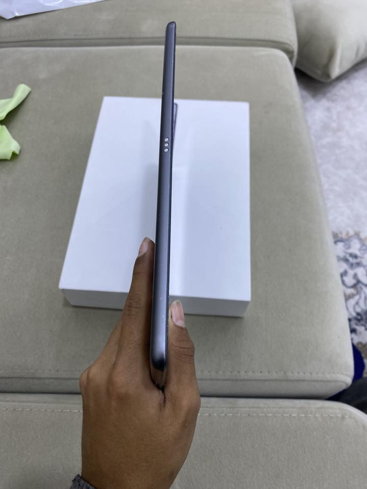 السلام عليكم ايباد ٩ ذاكرة ٦٤ بطارية ٨٧ جهاز نضيف كلش الكسر بل أزمة الشاشة الأصلية كلشي ما بيهة سعرة ٣٥٠ و بي مجال زين للتواصل واتساب ***********
