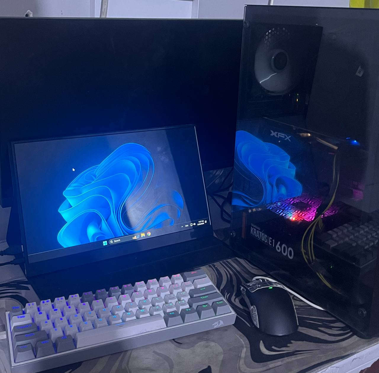 PC للبيع مع ملحقات

💻 مواصفات الجهاز:

🖥️ نظام التشغيل: Windows 11 Pro 64-bit

🧠 المعالج: Intel Core i5-10400F @ 2.90GHz (الجيل العاشر)

🎮 كرت الشاشة: AMD Radeon RX 580 8GB (XFX 2048SP)

🧩 الرام: 16GB DDR4 Dual Channel 2x8

🛠️ المذربورد: Gigabyte H410M H V2

💾 الخزن: SSD M.2 Lexar NM620 1TB
Power Supply Kratos 600 watt

🎁 الملحقات تشمل:

🖱️ ماوس X11 Attack Shark يعمل فقط كيبل 

🎤 مايك من شركة Maono

⌨️ كيبورد Redragon K617

🎧 سماعة Redragon (حالتهـا تعبانه شوي مثل ما موضح بالصور)

✅ جاهز للاستعمال مباشرة

السعر 625 كامل كيس + ملحقات لا يتوفر توصيل مكاني البنوك.


**إذا كنت صاحب هذا الإعلان وتريد حذفه لأي سبب، رجاءا أرسل رسالة إلى الدعم الفني**