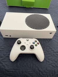 Xbox series S للبيع جهاز نظيف ومستعمل قليل بس بوقت فراغي كامل ملحقاته ...
