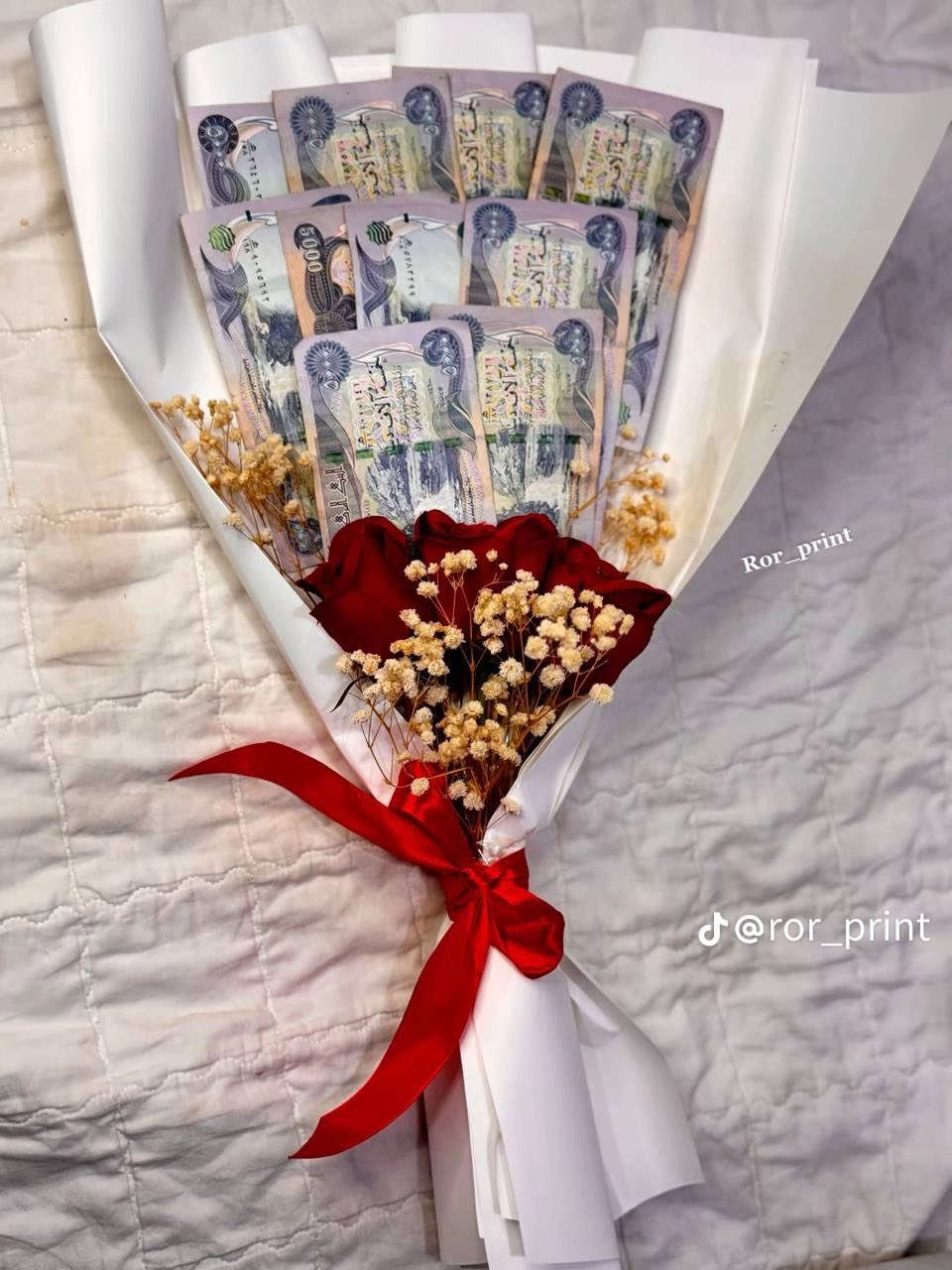 الخيار الأول: بلمسة ملكية (مناسب لـ إنستغرام)
العنوان: لأنّ ميلادهم ليس مجرد يوم.. بل ذكرى تُخلّد بالورد! 🌸
في الورد والنقود الباطل، نؤمن أن الورد هو اللغة التي لا تحتاج لترجمة. صممنا لكم باقات "ميلاد العمر" التي تجمع بين ألوان الحياة وعبير الفخامة.
• ✨ تنسيقات حصرية: تم اختيار كل زهرة بعناية لتعكس شخصية من تحب.
• 🎀 تغليف فاخر: لمساتنا في التغليف تجعل من الهدية لوحة فنية.
• 🚚 توصيل سريع: نضمن وصول مشاعرك في وقتها تماماً.
اجعل ميلادهم يزهر بلمسة من النقود الباطل.
📍 موقعنا: توصيل فقط
📞 للطلب والاستفسار: [مراسلتنا واتساب ***********
