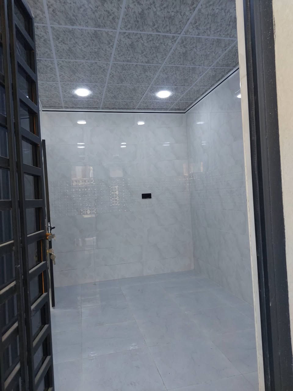 للبيع .
دار حي النور خلف سايدين التل. 
المساحه ١٢٠ متر واجهة ٦ متر والعمق ٢٠ متر .
اتجاه شروق شارع تبليط. 
يحتوي على ٥ غرف نوم وهولين واستقبال مع باقي المشتملات. 
الدار بناء حديث وتسليم فوري مع فيديو لمراحل البناء من حدل وتسليح وباقي التفاصيل. 
لمزيد من المعلومات والسعر الرجاء الاتصال على أرقام المكتب لطفا 
***********
***********
***********
او مراجعة المكتب في حي النور بعد دورة زيناوه بأتجاة دانيه ماركت مقابل صيدليه الكوثر.
