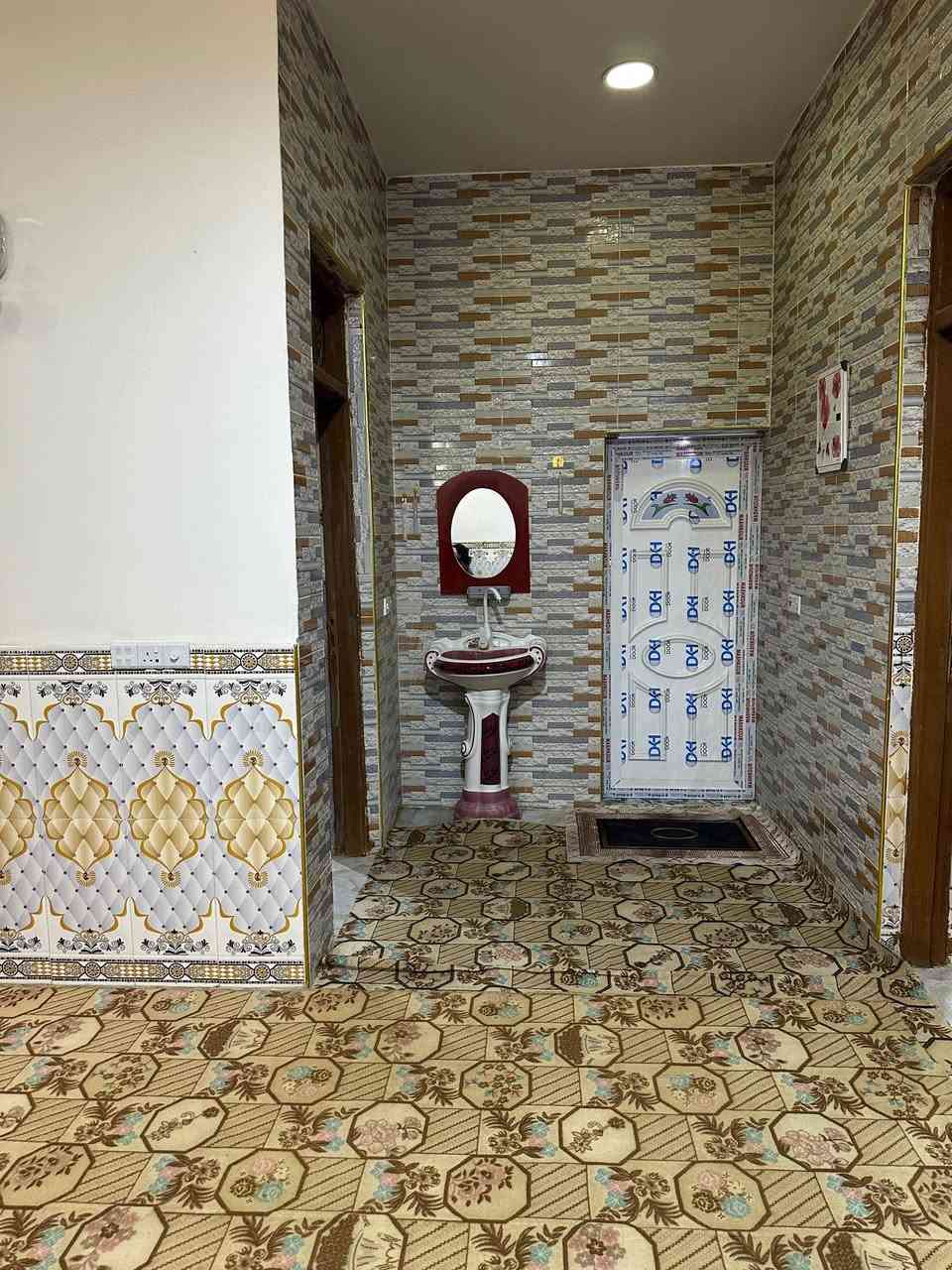 سلام عليكم

تحية طيبة

بيت للبيع في الجوت قرية الزهراء مقابيل ملعب التارتان

ثالث بيت عن الشارع العام مساحة ٦٠٠ متر 

يحتوي على استقبال 4*8

وصالة 4*8 لحد الدرج 

وغرف عدد 2 مساحة 4*5 

ومطبخ 4*5

وصحيات داخلية وخارجية 

البناء طابوق جمهوري

بيت بناء حديث متعوب عليه 

للأستفسار التواصل مع الرقم 

 ***********
