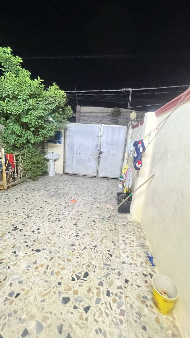 السلام عليكم 
البيت هذا للبيع مساحته 200م 
ومتكون من طابقين وبي اربع غرف اثنين بالطابق الاول واثنين بالطابق الثاني بي صالتين وحديقه مساحتها 70م صحيات خارجيه وداخليه 
وبناء طابوق درجه اولئ 
*********** للتواصل ع هذا الرقم

