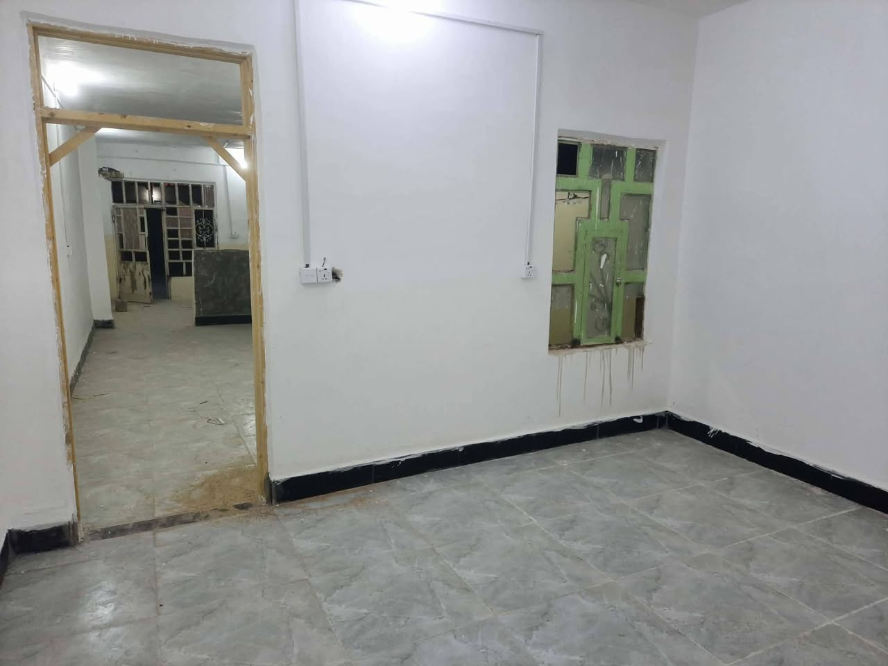 بيت بشارع المطار الجديد قرب أسواق فدك المساحه 130 متر يحتوي على غرفة وصالة ومطبخ وتخاريج وباقي بي مساحة خارجيه السعر  20 وبي مجال للإستفسار *********** مكلف بنشر
