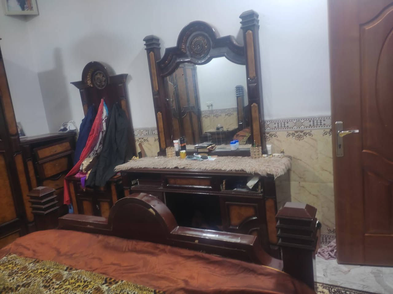 غرفة اخشاب ماليزي باب اول جديده ونضيفه
سعره ٢٥٠  مكانه هيت حي السكك ***********
