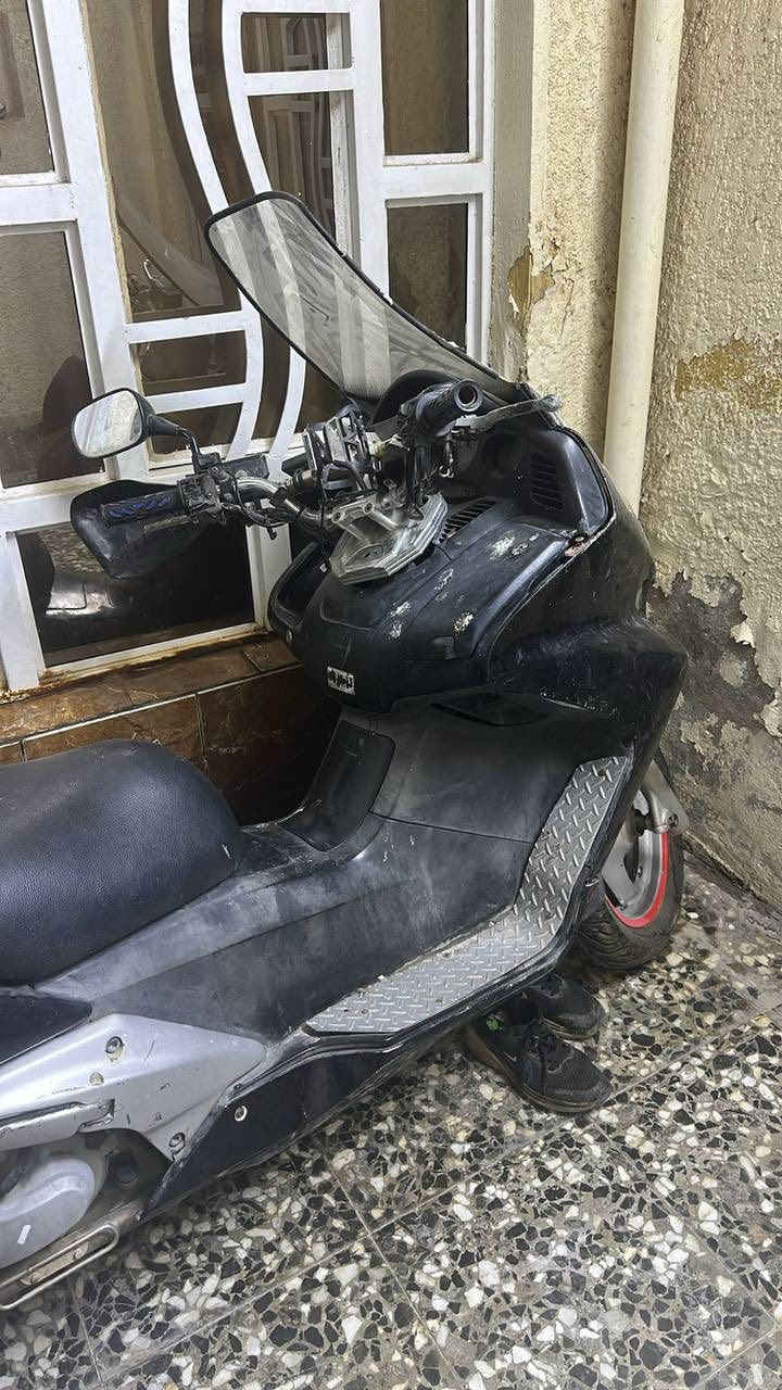 سلام علكم سلفر ونج 400 مفتوحه للبيع الدراجه متروكه صار سنه طافيه بس الدراجه شغاله وبسويجه هاذ رقمي ***********
