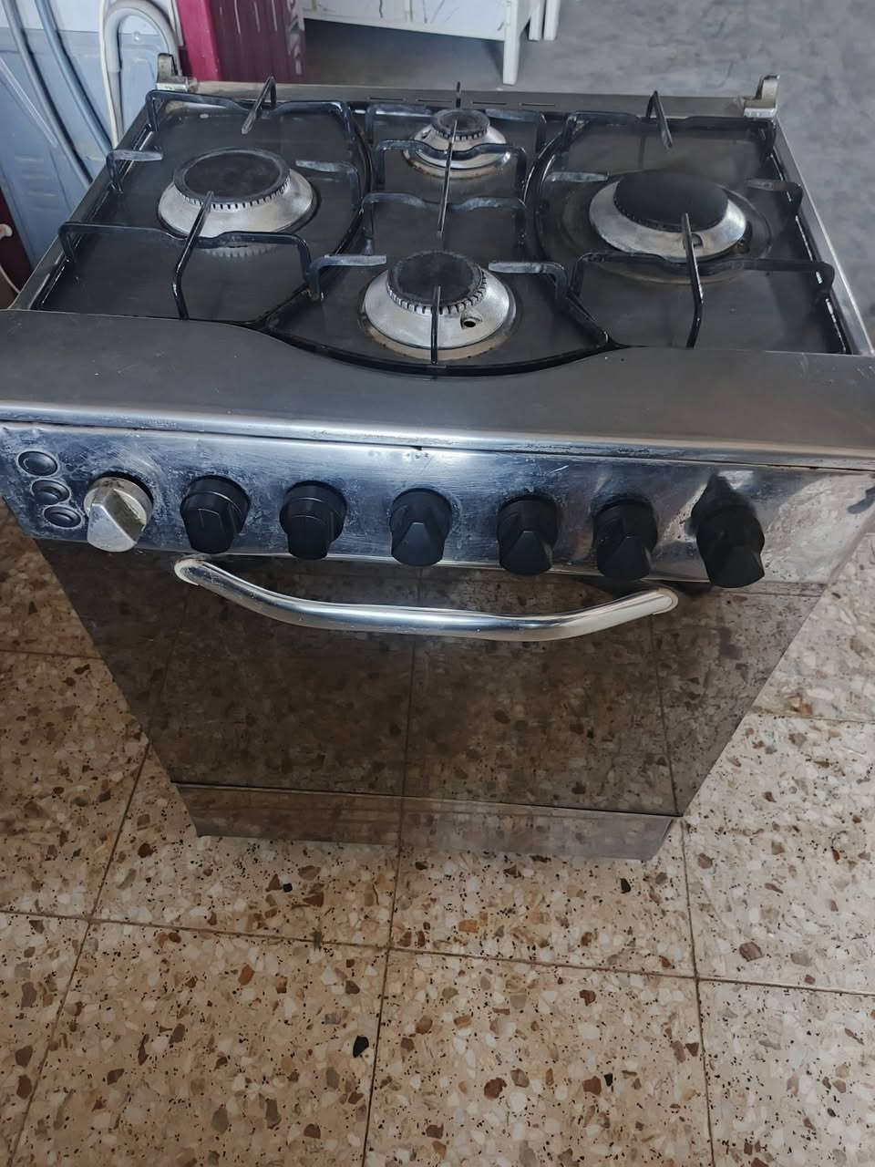 طباخ ابو 4 كلش نضيف ناره تخبل شراي يتصل ***********
