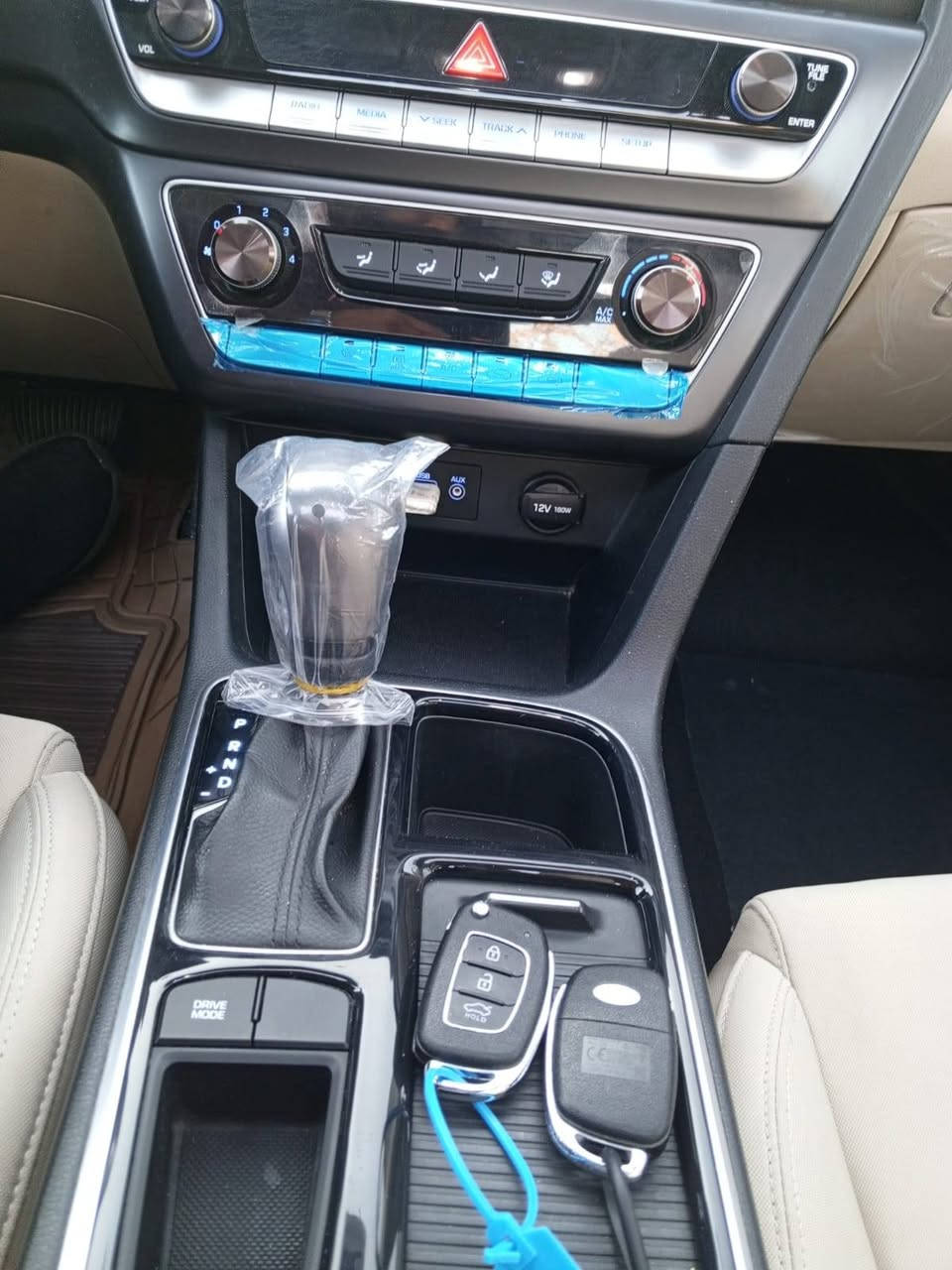 السلام عليكم
هونداي سوناته 2018 خليجي
كفاله عامه بدون صبغ بدون تعديل بدون شخوط حتى لدعاميات بلاديه 
جديده لوك  عل ايد وحده من لشركه
استخدام شخصي 
ماشيه 66الف حقيقي 🔔✅
فول مواصفات 1/1
شاشه لمس 
كامره دواره 
سقف بانوراما 
ويل كروم  ليد امامي حساس خلفي 
كشن كهربائي داخل بيجي 
تبريد قطعتين  
مرايات شفط اشاير ترحيب 
صندوك بصمه 
تحكم لايت  دبل صالنصه
محرك 2400دوش 
سياره جاهزه اي نقص مابيه سيرفس كامل مسويله بعده بلزكات لشركه سويجات ثنين سبير عدا كله بلاد سويج لثاني مامستخدم

رقم صاحب السيارة 
***********
