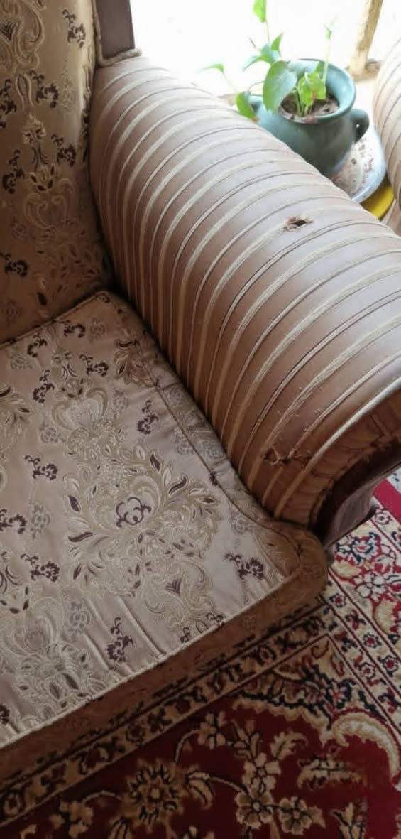 تخم ١٠ مقاعد تركي ثقيل جدا 
قنفتين ثلاثيات و ٤كراسي مفرده المكان الامين الثانيه نواب الضباط


**إذا كنت صاحب هذا الإعلان وتريد حذفه لأي سبب، رجاءا أرسل رسالة إلى الدعم الفني**