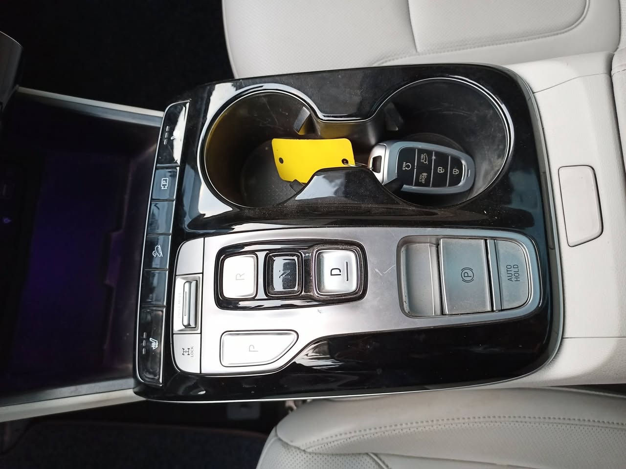 السلام عليكم
هونداي توسان هايبرد للبيع
موديل 23 
كير بيانو
لون سلفر 
داخل ابيض ملكي
تبريد شاشة
وارد امريكي دفع رباعي 4*4 نظام Htrac
  مرقم بغداد 
فئة   Sel Convenience فول مواصفات عدا الحركة بالريمونت 
ماشية 10000ميل بعدها على مشي امريكا وحتى الكتلوكات بعدها بيها 
١- بانوراما 
٢- شاشة كبيرة ابل كار بلي واندرويد اوتو وفول تحكم بالستيرن وشفتات قيادة 
٣- كيجات دجتال ويتغير شكلهن حسب وضعية القيادة 
(ايكو-سبورت-سمارت-والثلج)
٤- رادار امامي ومراقبة الشارع كامرة بالجامة الامامية وردارات جانبية النقط العمياء وتحديد مسار وقيادة آلية ومثبت سرعة 
٥- كامرة خلفية
٦- كشنات جلد وكهرباء وتدفئة كشنات 
٧- بصمة ابواب وتشغيل ، وتشغيل عن بعد 
٨- لايتات امامية led وخلفية led 
٩- صندوق كهرباء وبي ٣ وضعيات لزاوية الفتح 
١٠- دفلوك يقفل الاكسلات الامامي والخلفي 
١١- مساعدة النزول من المنحدرات
١٢- اوتو هولد 
١٣- ستارت اند ستوب ، يطفي السيارة من توكف 
١٤- سايد بريك دكمة 
١٥- شحن تليفون واير ليس لاسلكي 
١٦- تبريد مناخين منفصل وتبريد قطعتين امامي وخلفي 
١٧- ويل حجم ١٩ 
١٨- انارة داخلية led 
١٩- مراية الوسطية بيها تعتيم
٢٠- دركة حياكة
السيارة بيها بنيد مبدل اصلي نفس اللون 
ايرباك سليم
مكان السيارة بغداد


**إذا كنت صاحب هذا الإعلان وتريد حذفه لأي سبب، رجاءا أرسل رسالة إلى الدعم الفني**