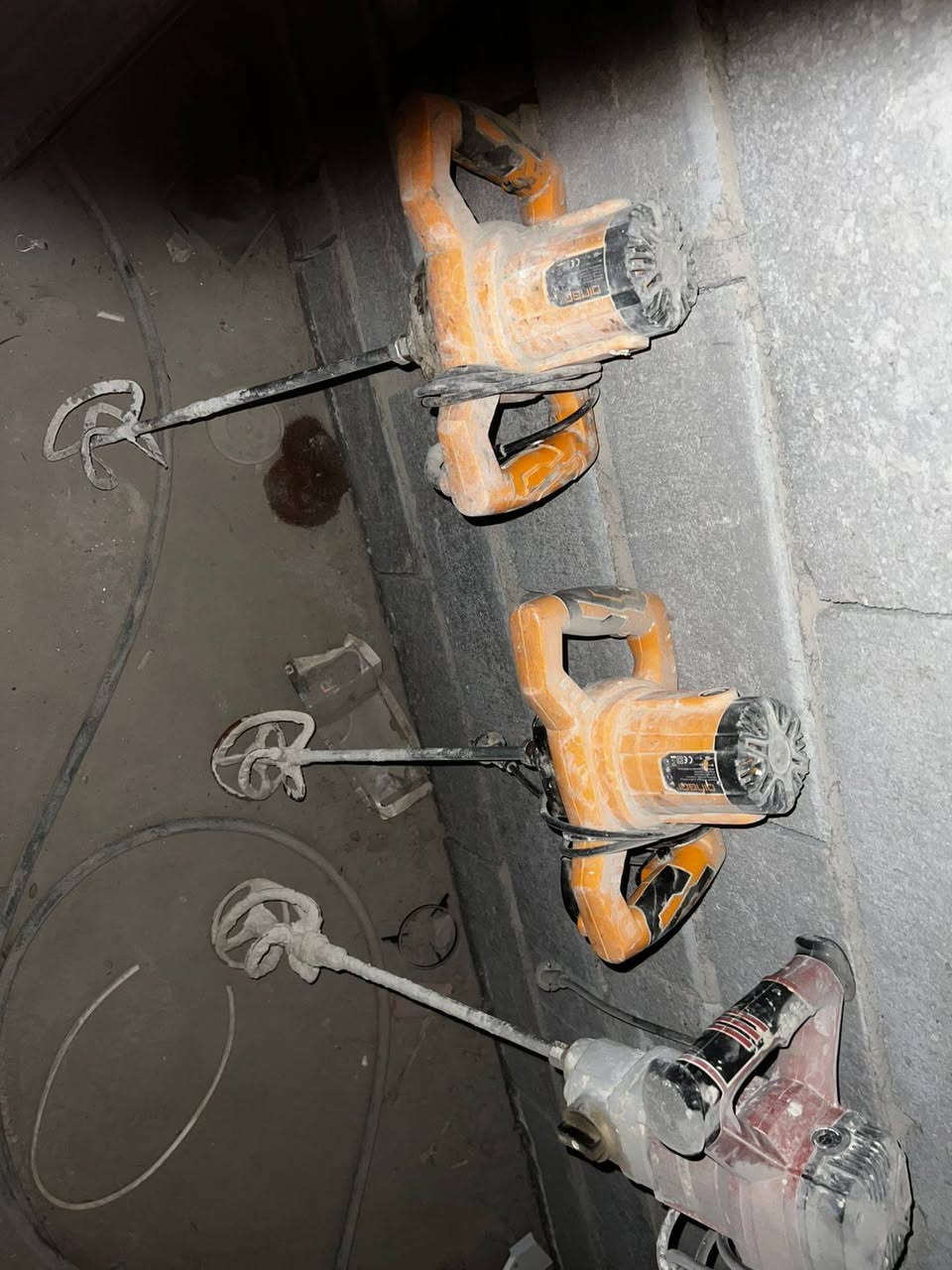 السلام عليكم #لبيع
مقصات سيراميك وخباطات اصليات ونضيفات وكلشي شرط الشغل لبيع مكاني ذيقار قيمهم باليرضي الله  
للاستفسار ***********
