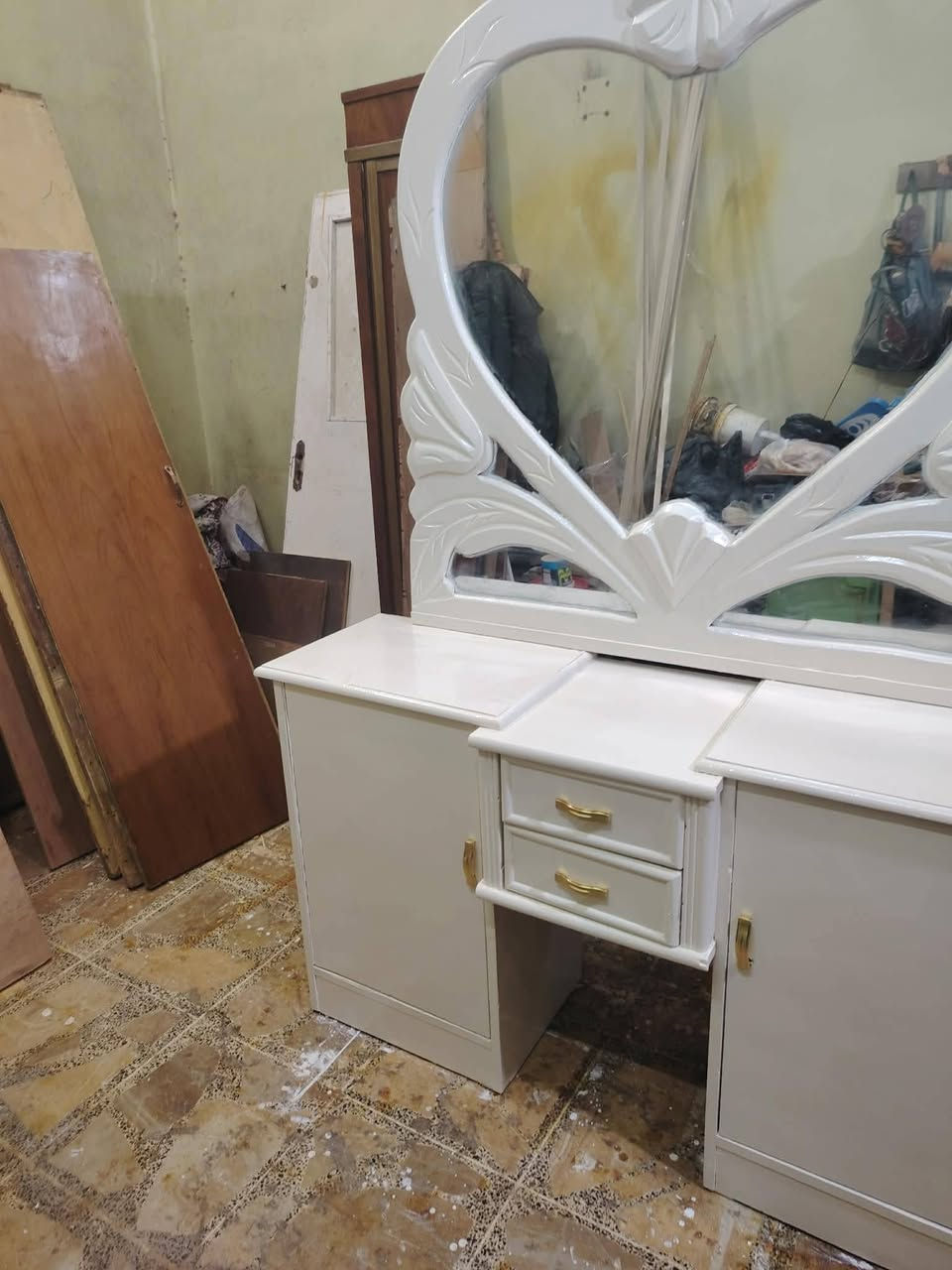 ميز تواليت عدد 2 تزكام نجارة مصبوغ صبغ حراري مال سيارات سعر الواحد 125 وبي مجال للاستفسار الاتصال على الرقم ***********
