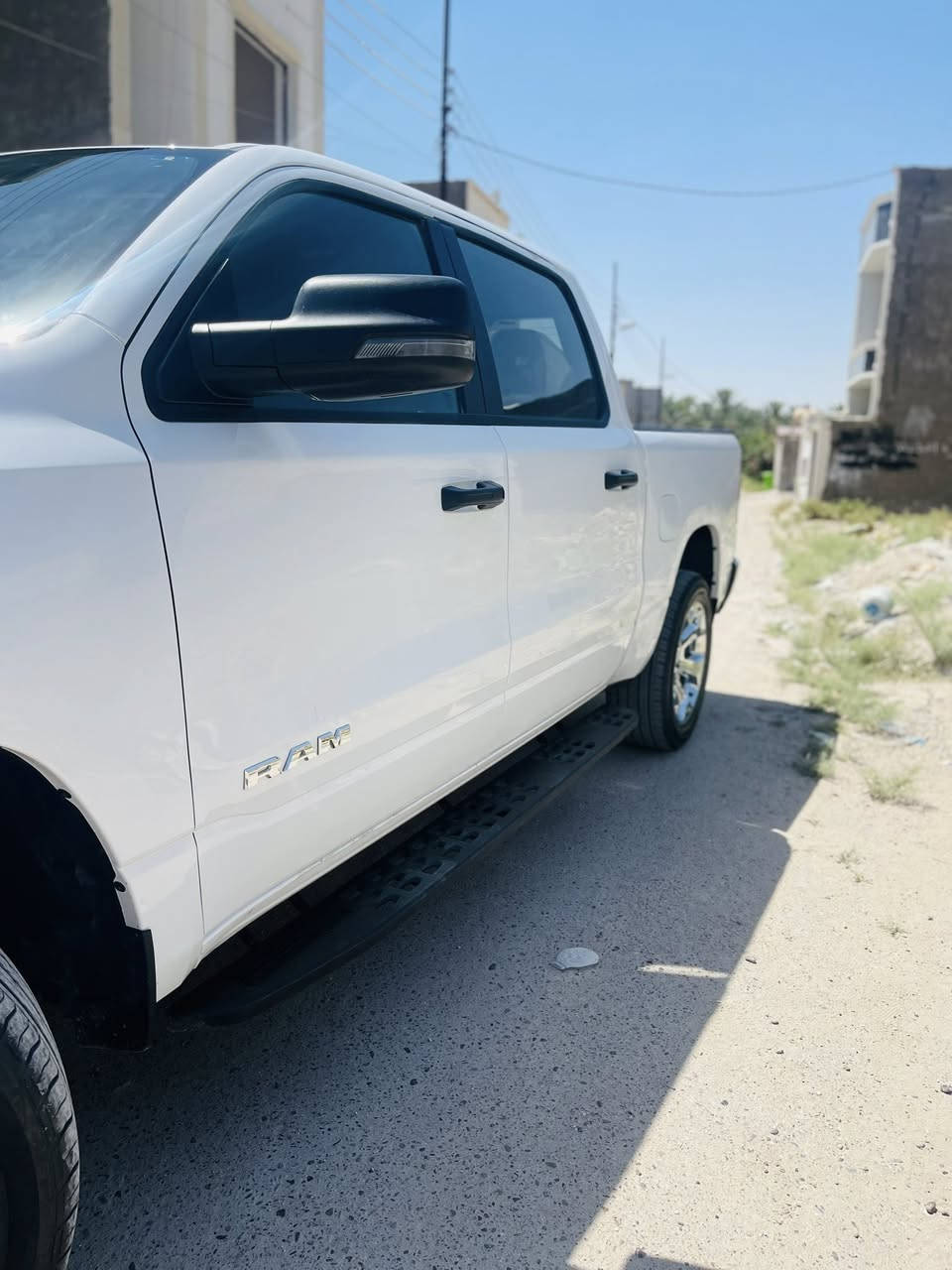 سلام عليكم
رام موديل ٢٤ 
نص فول باب طويل بدي قصير مواصفات بك هورن 
بدون حادث ولا ايرباك فقط سرقه جاملغ وبنيد 
محرك ٦ سلندر رقم بغداد الدولي الجديد هزه جديده تحويل ثاني يوم 
بيها تخم تاير جديد 
تغليف بدي بلكامل جديد 
تبريد شغال تدفئه شغاله 
مسجل شاشه 
تدفئة كشنات الاماميه 
تشغيل عن بعد 
السياره ماشيه ٣٥ 
صور الحادث موجوده 
وبيها سونار جديد قبل يوميين مسوي 

العنوان بغداد الدوره /*********** / السعر ٢٥٠ وبيها مجال
