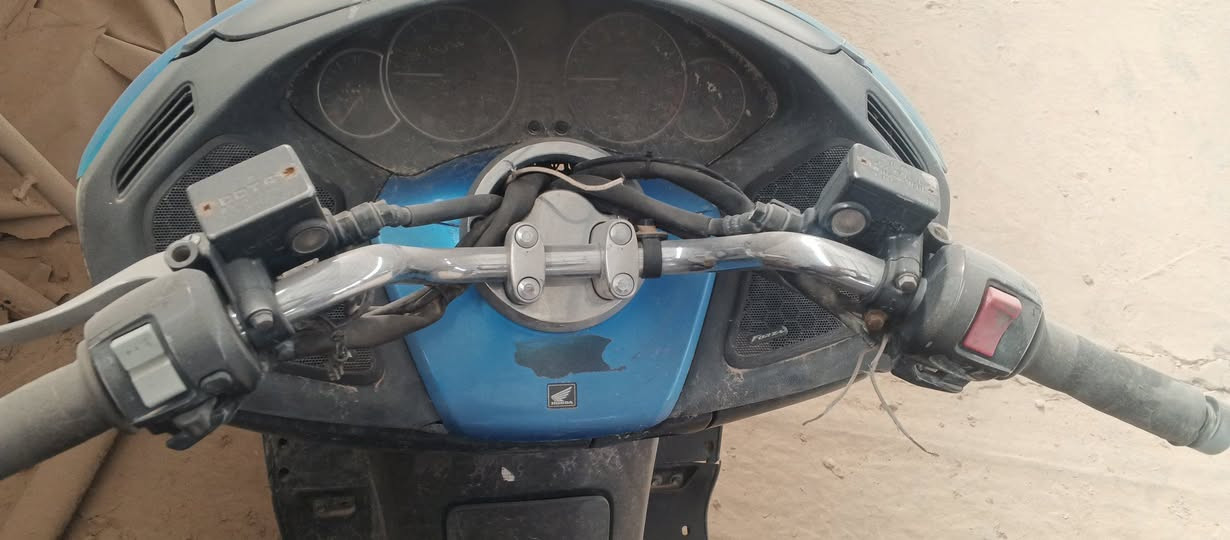 السلام عليكم رمضان كريم عليكم 
فورزا 80للبيع 
متروكة نقوصاته باتري + التأير ينزل كل فترة ورة ما نفخه + المكينة تبخر 
كهربائيات شغاله إشارة لايت بصمه بك لايت عدادات كله شغال 
كل التفاصيل مذكورة .
السعر 325 النقوصات يوكعن من سعرها


**إذا كنت صاحب هذا الإعلان وتريد حذفه لأي سبب، رجاءا أرسل رسالة إلى الدعم الفني**