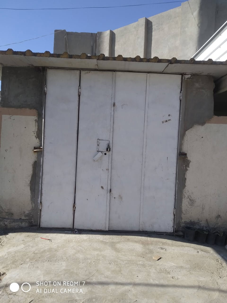 مكلف النشر بيت للبيع حلة حي العسكري شارع 30 قريب على حسينية البتول يوجد غرفتين وهول واستقبال ومطبخ ومحل السعر 200 وبي مجال الرقم ***********
