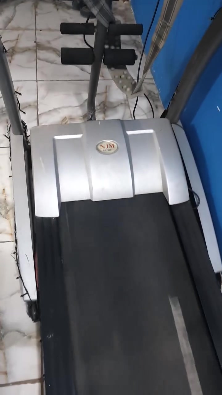 جهاز جري نظيف جدا استخدام قليل 
يحمل وزن 150 كيلوغرام من شركة نجم وفيه رجاج للتدليك وفيه ماطور الجبلي بفئة وسرعة عالية ..جهاز يصلح للبيت وللقاعات الرياضية .. سعرة 500 الف
مواصفات الشاشة :
والوقت والموقت
قياس السرعة 
قياس نبضات القلب 
قياس السعرات الحرارية 
قياس المسافة

للإستفسار الاتصال على هذا *********** واتس على نفس الرقم 
عنواني بغداد الحرية
