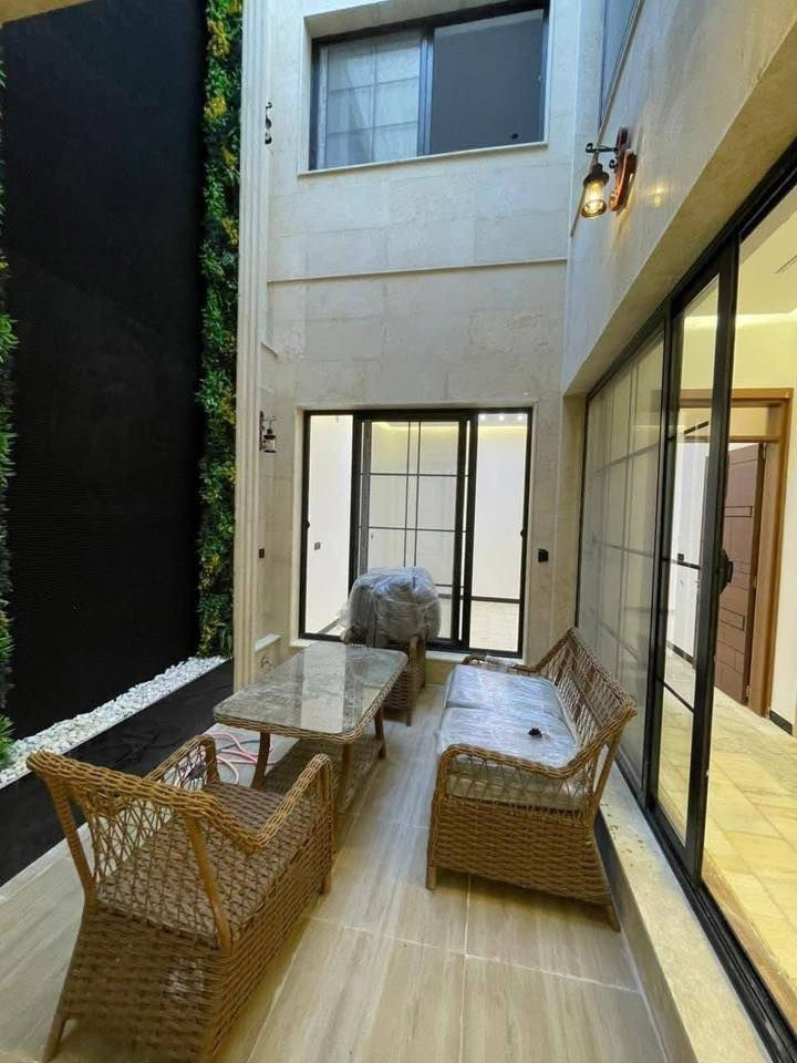 ١٧٠متر بالسيدية للبيع او للمراوس مربع تصنيع 
الواجه ٨ درجه امتياز اكثر من اولى ٦غرف ٥حمامات  
***********
