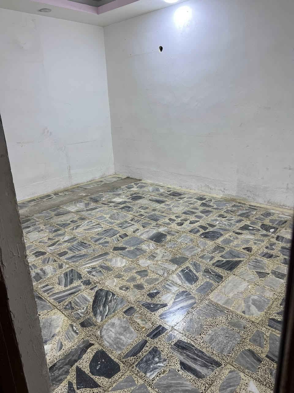 السلام عليكم بيت للإيجار في النجف حي المكرمة شارع 20 قرب سوق المكرمة يحتوي على ثلاث غرف وصالة ومطبخ واستقبال وسعر الايجار 400 
للاستفسار الاتصال على ***********
