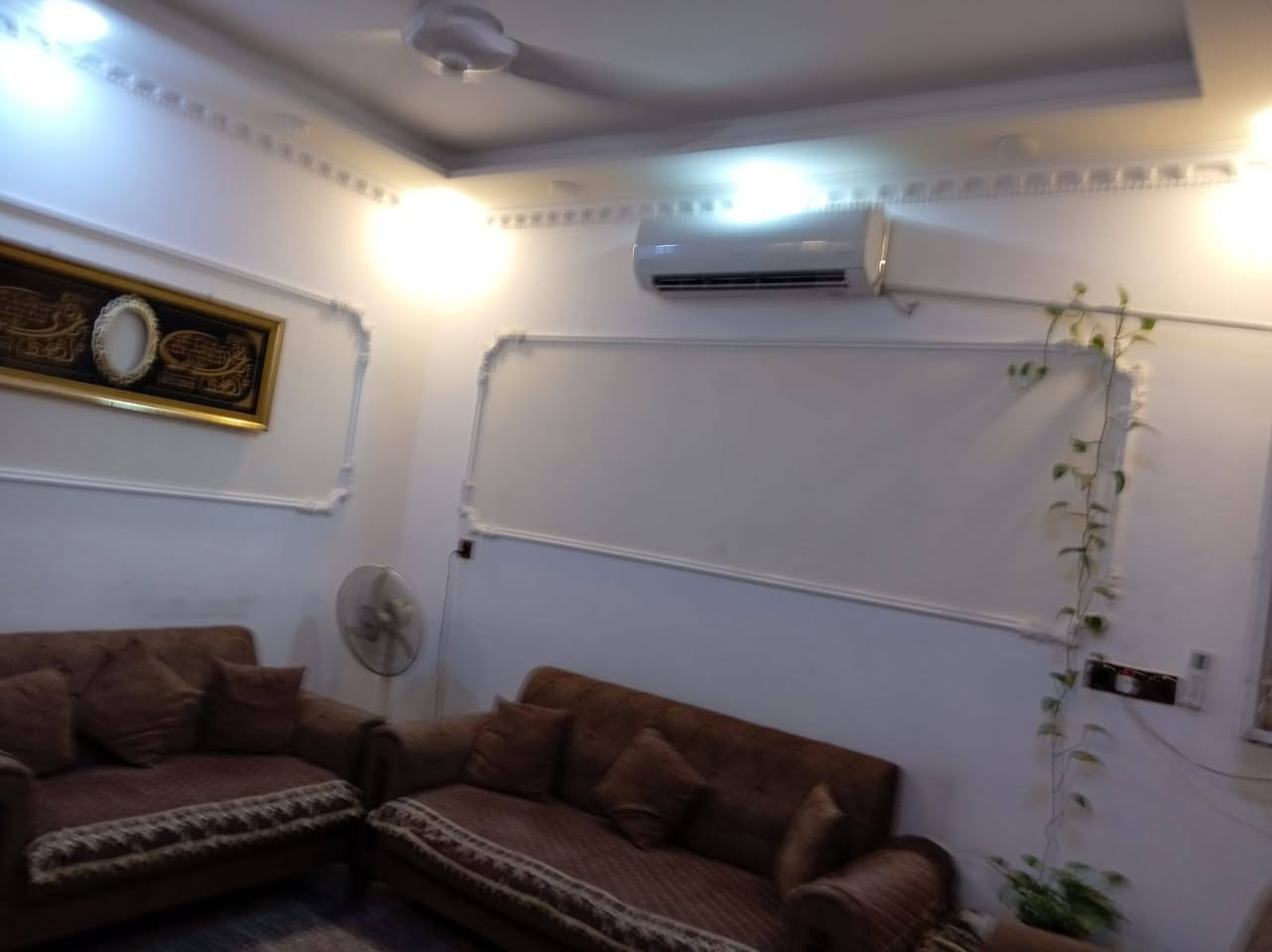 السلام عليكم
دار زراعي للبيع المساحه ٦٣ متر الواجهة ٤٫٥×١٤ البيت بناء حديث يحتوي ع ثلاث غرف نوم ثلاث طوابع صحيات عدد ٢ بيتونه جاهز السكن
للاستفسار 
*********** ابو علي للعقار
