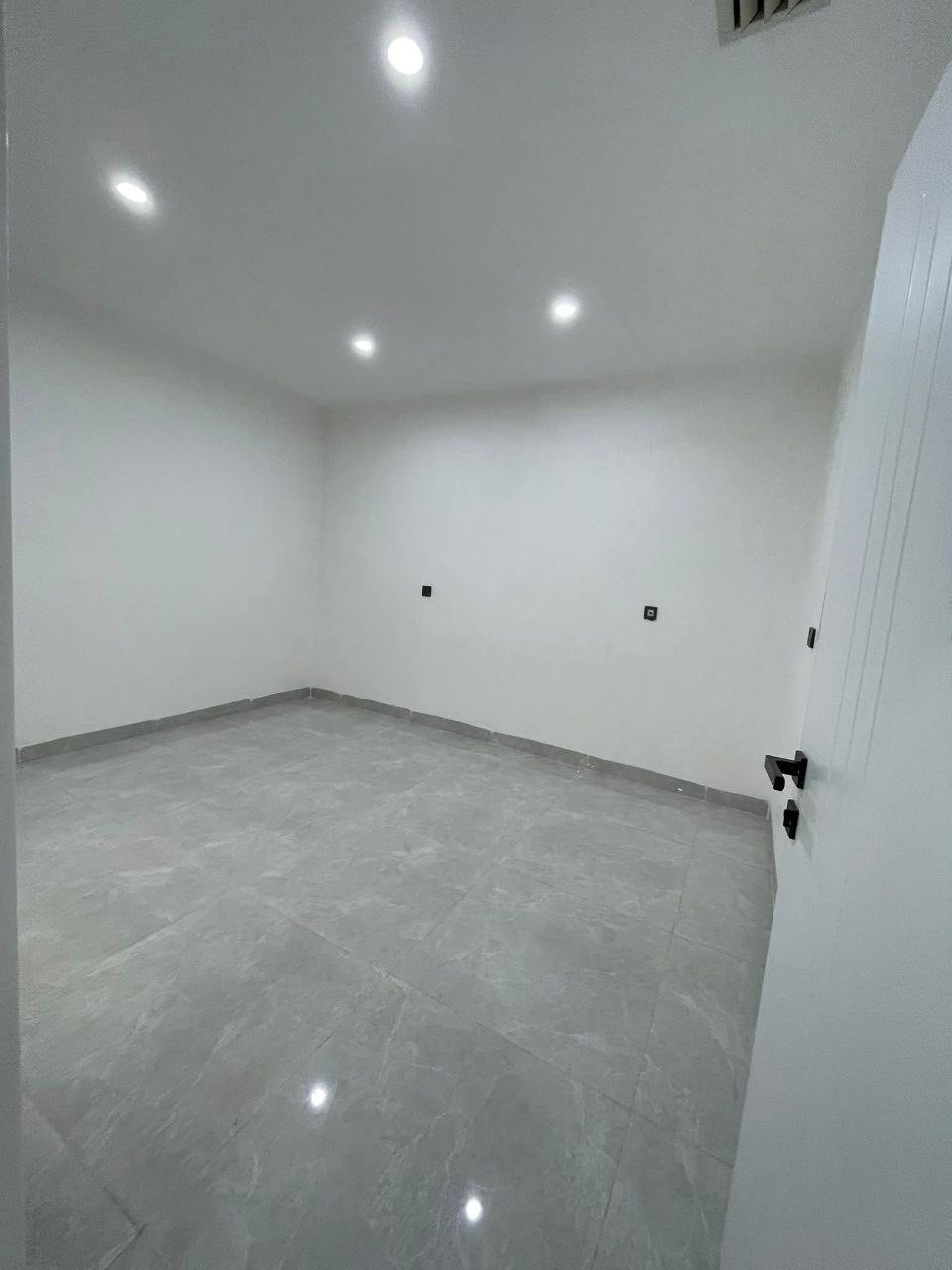 #منزل للبيع في #مجمع #منارة ع سايدين سوق #للنكة جديدة 
https://t.me/ahmadmuftah199 👈
📍 (#مركز مدينة #أربيل –

📏 #المساحة: 200متر 
🔹 يتكون من:
🛏️ #استقبال و6نوم
🛋️ هول واسع
🍳 مطبخ
🚿 صحيات

📜 البيت طابو – يسجل باسم أي شخص يحمل الجنسية العراقية 🇮🇶

📞 للاستفسار اتصال أو واتساب:
***********
***********
📲 لمشاهدة بقية العروض مع ذكر الأسعار، انضم إلى قناتنا على التليجرام 
عبر الرابط التالي
https://t.me/ahmadmuftah199 👈
23دفتر بي مجال
