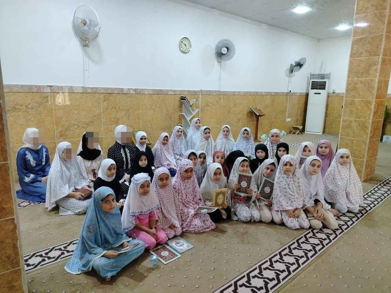 🌸 بشرى سارة لفتياتنا المبدعات..                                     بدء التسجيل في الدورة الصيفية
​قال رسول الله ﷺ: «مَنْ سَلَكَ طَرِيقًا يَلْتَمِسُ فِيهِ عِلْمًا سَهَّلَ اللَّهُ لَهُ بِهِ طَرِيقًا إِلَى الْجَنَّةِ».
​استثماراً للإجازة الصيفية بما ينفع بناتنا ويصنع منهنّ جيلاً واعياً ومتميزاً، يسرّ إدارة جامع الحاج ثامر العنزي أن تعلن عن بدء التسجيل في "الدورة الصيفية للفتيات" تحت شعار (بالقرآن نحيا ونرتقي).
​📚 منهاج الدورة:
​لقد أعددنا برنامجاً متكاملاً يجمع بين الفائدة والمتعة، ويشمل:
​حفظ وتلاوة القرآن الكريم.
​الفقه والعبادات: تعليم الصلاة، الوضوء، والأذكار اليومية بطرق عملية.
​الأخلاق والآداب الإسلامية: قصص من السيرة النبوية وقصص الأنبياء لتعزيز القيم الأخلاقية.
​أنشطة ترفيهية وتوعوية: مسابقات ثقافية، وجوائز تشجيعية منوعة.
وكادر من المعلمات المتميزات في تدريس القرآن الكريم. 
​🗓️ تفاصيل ومواعيد الدورة:
​أيام الدورة: الإثنين، الثلاثاء، والخميس من كل أسبوع.
​التوقيت: 
بعد صلاة العصر ،  عند الساعة الرابعة والنصف (4:30) عصراً.
​مكان  :-  حي الفلاح الثانية  خلف الملعب 
إقامة الدورة: 
في مصلى الرجال داخل جامع الحاج ثامر العنزي.


**إذا كنت صاحب هذا الإعلان وتريد حذفه لأي سبب، رجاءا أرسل رسالة إلى الدعم الفني**