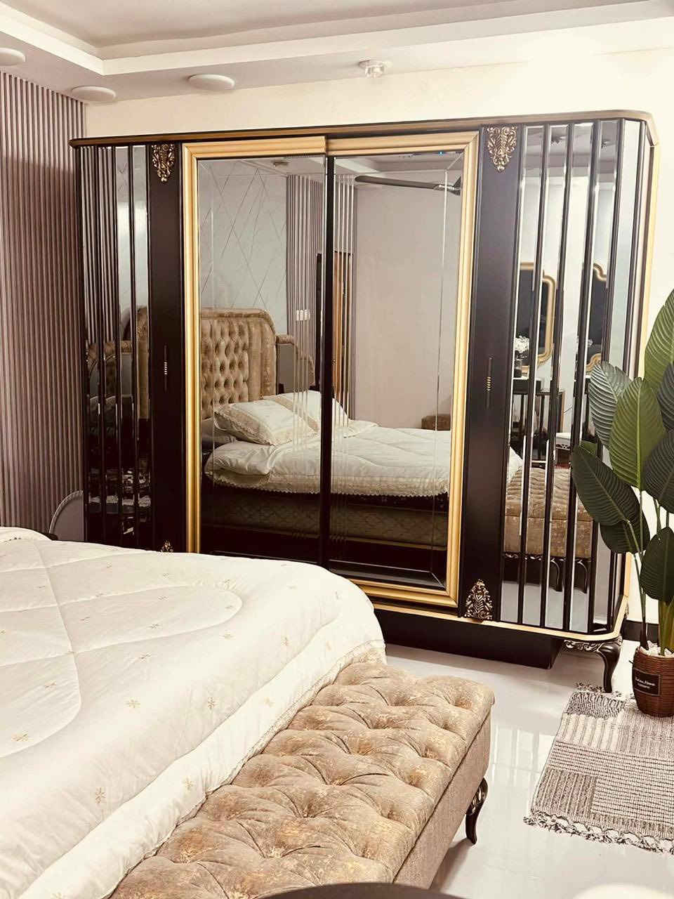 غرفة نوم تركية بعدها جديده ماخذها ب٢٦ ورقة والدوشك بورقتين ابيعا بمليون و٤٠٠ هيه والدوشك مكاني بغداد الشعب حي البساتين ***********@
