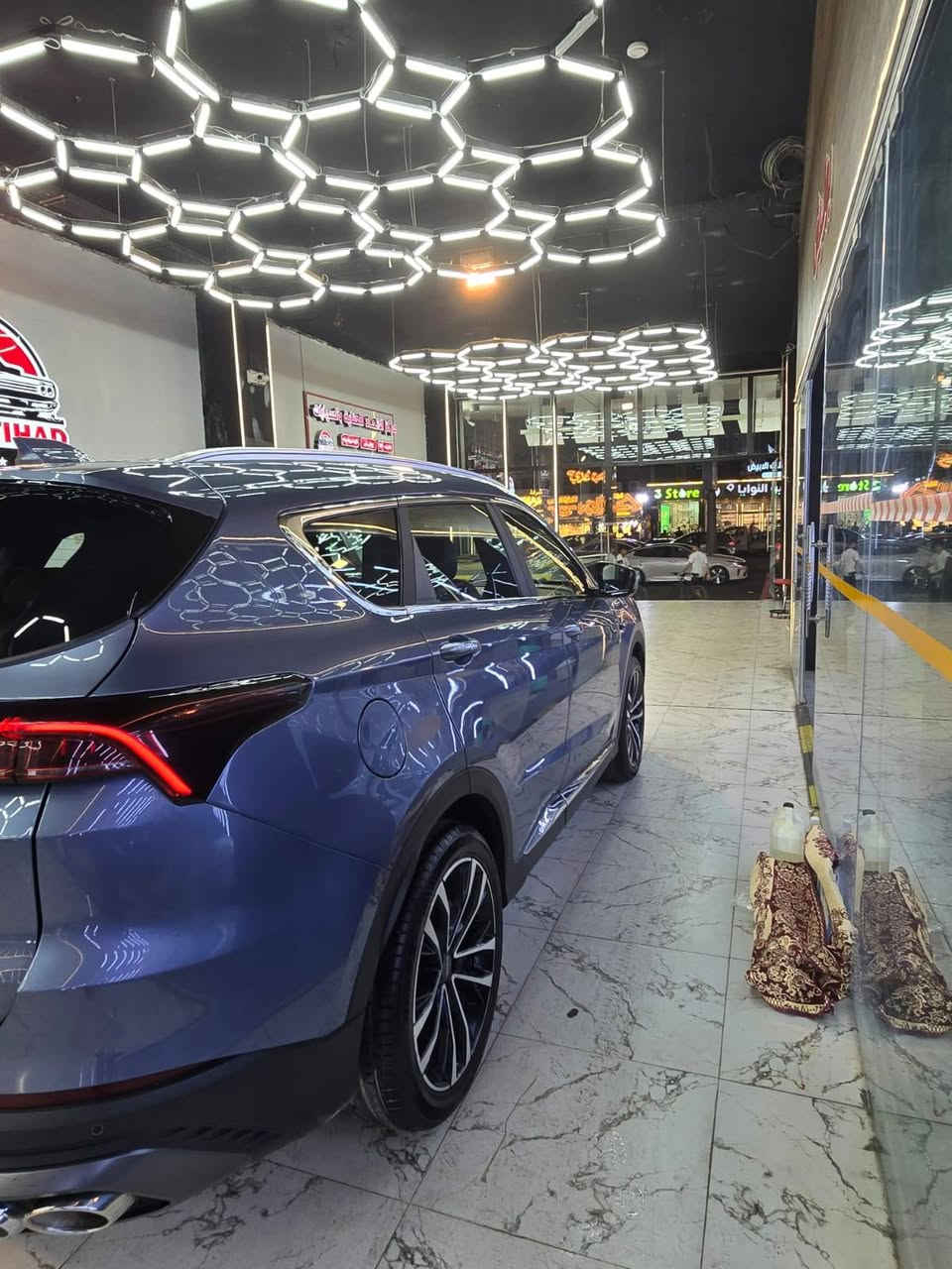 جيتورx70 بلس للبيع
سعر ١٦٠ ورقه

جيتور X70 بلس هي الفئة الوسطى 7 مقاعد، بمحرك 1.6
شركة هارلم
 العزم*: 290 نيوتن 4 سلندر 197 حصان ناقل الحركة*: أوتوماتيك 7 سرعات DCTالتسارع 0-100 حوالي 8 ثواني استهلاك الوقود*: 12.8 - 13.7 كم/لتر خزان الوقود*: 57 لتر
-ويلل ألمنيوم 20 إنش
- إضاءة LED أمامية وخلفية مع إضاءة نهارية
- فتحة سقف بانورامية
- باب شنطة كهربائي 
- مرايا جانبية كهربائية قابلة للطي 
- حساسات مطر، إضاءة ترحيبية، 
- إضاءة داخلية بلون وآحد فيروزي. 
-كاميرا 360 درجة. 
-نظام النقطة العمياء،
- تحذير مغادرة المسار.
- مثبت سرعه. 
-دخول ذكي (إذا اقتربت من السيارة تفتح لوحدها من غير لمس الريموت  إذا ابتعدت منها تغلق اتوماتيك). 
-إمكانية فتح النوافذ من الريموت. 
- كبح طوارئ متقدم. 
- حساسات ضغط الإطارات. 
-مساعد نزول المنحدرات. 
-مكيف مستقل للصف الخلفي(قطعتين). 
- شاشتين 10.25 إنش: عدادات + شاشة وسطية.
-قراءة نسبة التلوث خارج وداخل السيارة مع امكانية تنقية الهواء. 
-نظام carbitlink .
- شحن لاسلكي 40 واط. 
- 6 سماعات. 
- مقاعد جلد مثقبة.
  الموديل2024
53000 KM
***********
بغداد العامريه
سعر ١٦٠ ورقه وبيها مجال
