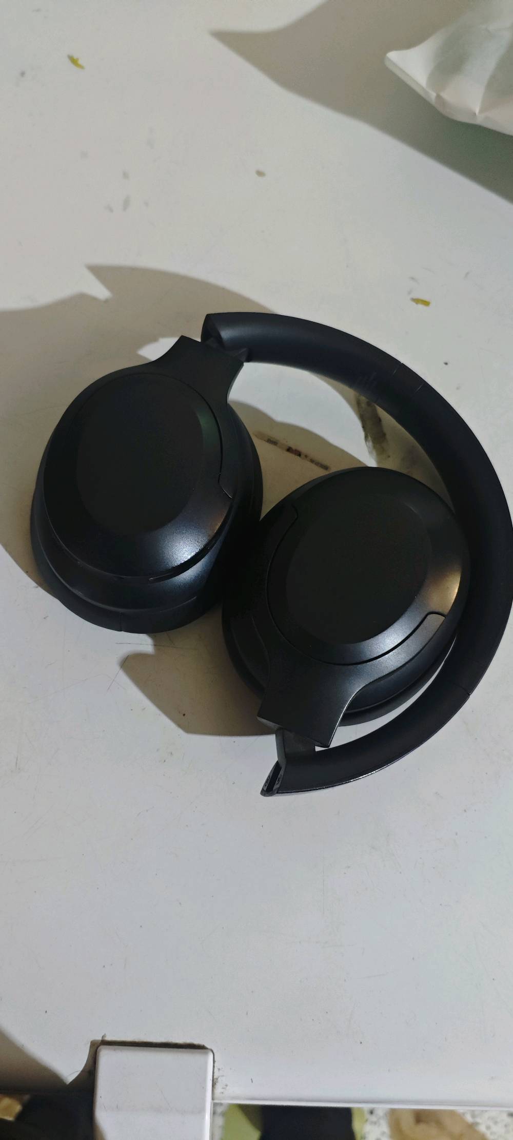 إلغاء الضوضاء

النشط (Active Noise

Canceling) الميزة الأساسية للسماعة كما هو

مكتوب على العلبة، وتعمل على عزل الأصوات

ونقية.

والضجيج المحيط بك لتمنحك تجربة استماع هادئة

تصميم مريح فوق الأذن (Over-Ear) تأتي بطوق رأس قابل للتعديل ووسادات أذن ناعمة ومريحة للاستخدام الطويل دون الضغط على الأذن.

تجربة صوتية متطورة Play Beyond) الشعار المكتوب يشير إلى توجيه السماعة لتقديم أداء صوتي محيطي ومميز، سواء للموسيقى الأفلام، أو الألعاب.

بطارية تدوم طويلاً تتميز هذه السلسلة من HiFuture بعمر بطارية ممتاز يكفي للاستخدام لعدة أيام مع دعم

الشحن السريع عبر منفذ Type-C.

ميكروفون مدمج عالي الوضوح الإجراء المكالمات الصوتية بوضوح وتصفية صوتك عن الضوضاء أثناء

التحدث

اتصال لاسلكي مستقر تدعم تقنية البلوتوث الحديثة لضمان اتصال سريع ومستقر مع هاتفك أو حاسوبك