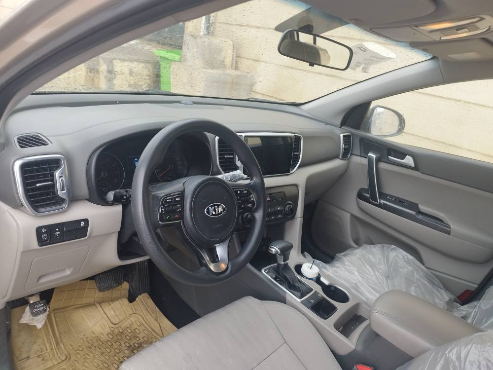 كيا سبورتاج خليجي 2017 سياره جديده وجاهزه بيه صبغ يم قبق البانزين وشخط باب صدر محرك كير حداديه جدد.السعر158وبيه مجال***********محرك 1600تنفس طبيعي بيع ومراوس حسب القناعه البصرة, العراق
