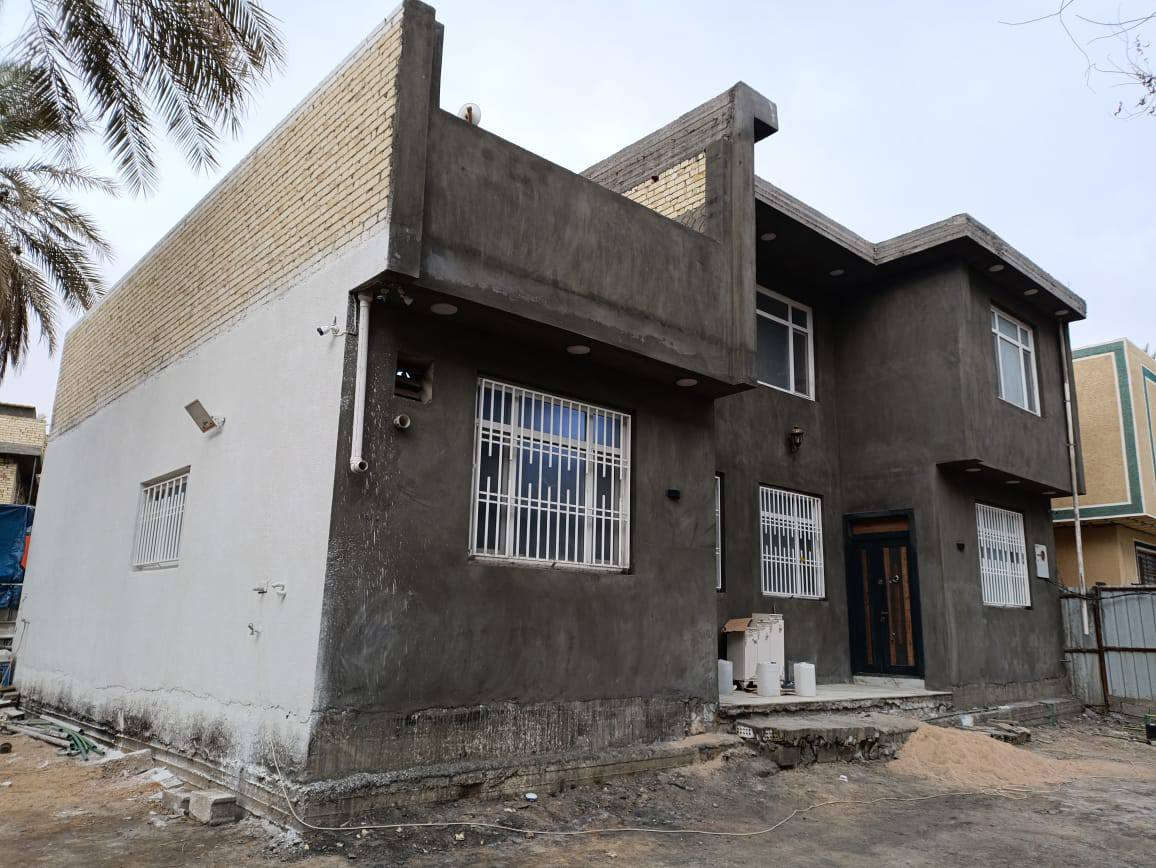 قطعة للبيع بمساحة 700 متر  سند 25 اقرار محكمه تحتوي على بيت طابقين بناء طابوك بمساحة 180 متر تحت البناء يحتوي على 4 غرف نوم مع ملحقاته خدمات كامله العنوان كربلاء شارع السيدة زينب قرب فندق البارون السعر 425 وقابل للتفاوض للأستفسار ***********
