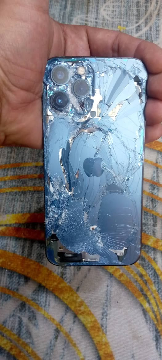 ايفون 12 بروماكس ساحكته سيارة يعني مفلش سعره 125 الف مكاني بلديات *********** مابي ايكلود
