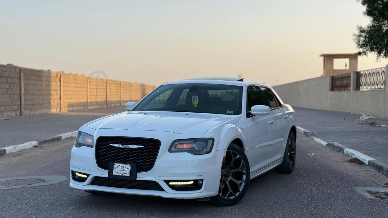 � كرايسلر 300 موديل 2017 | Chrysler S 300
✨ سيارة فخمة، مريحة، ومناسبة للاستخدام اليومي والسفر

🔹 محرك 6 سلندر 3.6 لتر (V6)
🔹 قير أوتوماتيك 8 سرعات
🔹 نظام دفع خلفي (RWD)
🔹 فئة  S
🔹 داخلية جلد فاخرة
🔹 شاشة وسطية (Uconnect)
🔹 كاميرا خلفية
🔹 حساسات أمامية وخلفية
🔹 تشغيل بصمة + دخول ذكي
🔹 تحكم كامل بالمقود
🔹 مكيف مزدوج (Dual Zone)
🔹 نظام صوتي ممتاز
🔹 جنوط ألمنيوم

📌 السيارة ناعمة جداً بالمشي وراحة عالية بالطريق

💰 السعر240 ورقة

🔢 رقم الشاصي (VIN):
2C3CCABGXHH615963
السياره دخول جديد كتاب ضباط
وتترقم بصره فقط رسوم رقم مجاني


**إذا كنت صاحب هذا الإعلان وتريد حذفه لأي سبب، رجاءا أرسل رسالة إلى الدعم الفني**