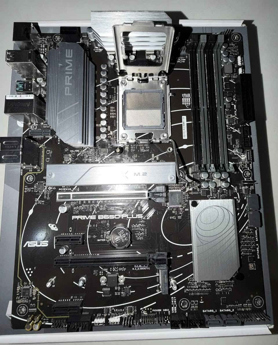 لوحة أم من شركة ASUS
الموديل: PRIME B650-PLUS
تدعم معالجات AMD Ryzen جيل 7000 / 8000 / 9000 (مقبس AM5)

المواصفات:
 • شريحة B650
 • تدعم DDR5
 • منفذ M.2 NVMe PCIe 5.0
 • منفذ PCIe 4.0 لكرت الشاشة
 • دعم Aura Sync RGB
 • مخارج HDMI
 • مناسبة للألعاب والعمل
 
مع الكارتون والملحقات 

السعر 180.000
العنوان : بصرة / معقل 
للتواصل / ***********
