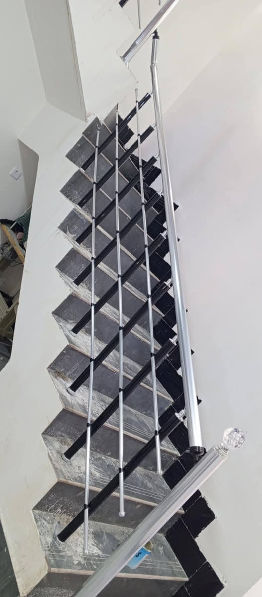 عمل محجرات الدرج بأدارة حمد الجبوري. عمل محجر ملكي جام عادي وايضا متوفر عمل الابواب التركية وشغل درجة اولى  ويوجد تنضيف وغسل المنازل   ***********
