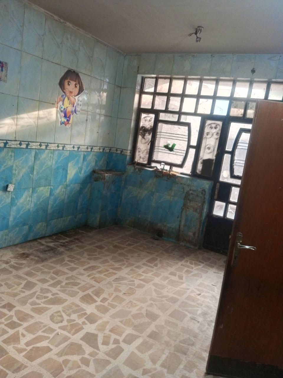 بيت الايجار طابو  مساحه ١٨٠ متر واجها ١٢  يحتوي ع ٣ غرف نوم مع صاله وحولي طابقين . موقع كلش حلوه بصف ركن ع  الشارع الكهرباء مقابيل حسينه الإمام المهدي المربع اول  بيت يصلح أن يكون روضه أو حضانه 
اي استفسار 
***********
