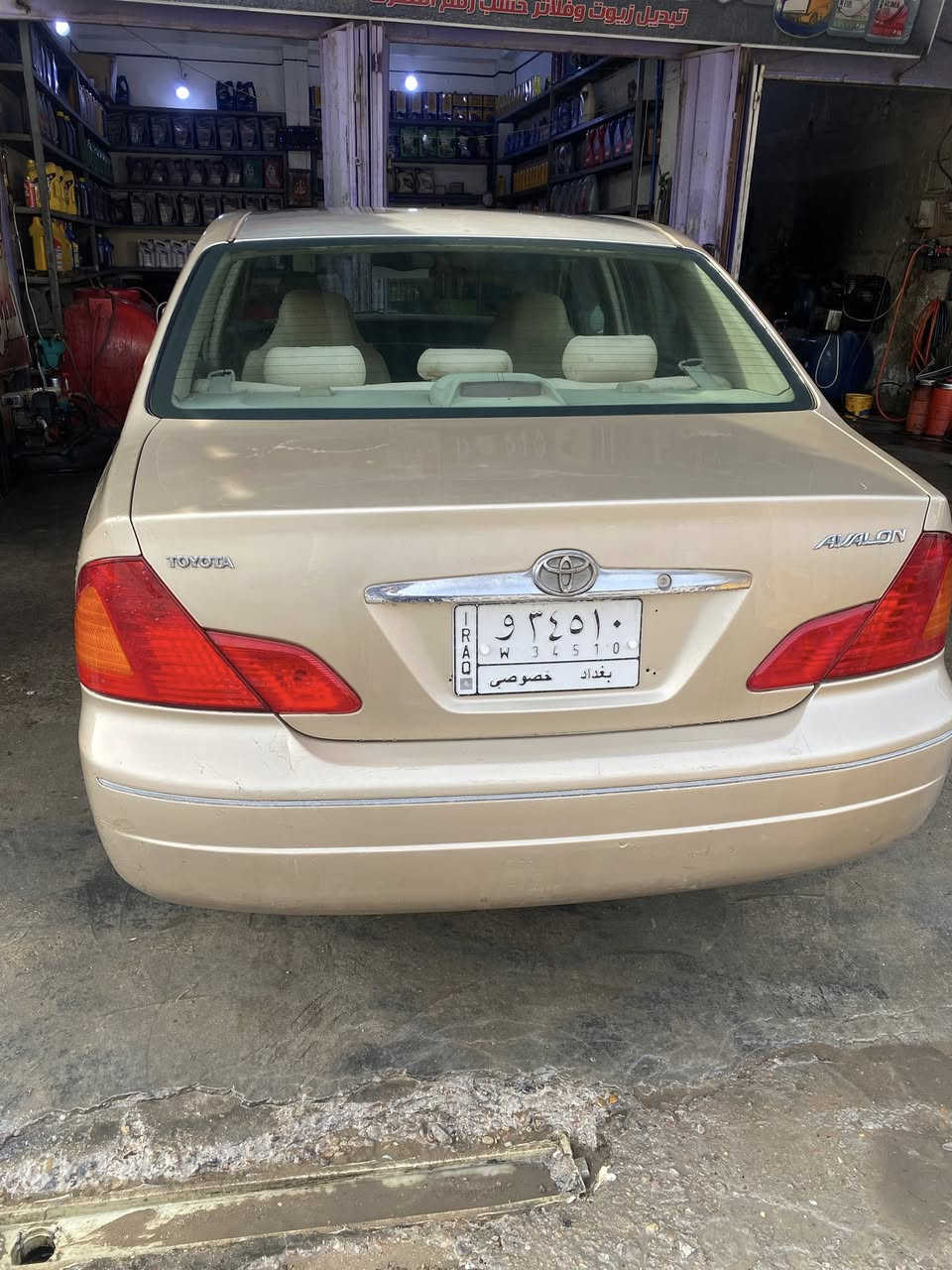 السلام عليكم
لبيع افلون موديل 2004 وارد امريكي طختها بجاملغ امامي مبدل جاملغ والبنيد صفحة اليمنة الجاملغ مصبوغة حزام سيارة فول موصفات فتحة سقف كشن كهرباء وباقي الموصفات معروفة مكينة وكير مكفولات جاهزة من كلشي 
مكان السيارة بغداد 
الرقم ***********
