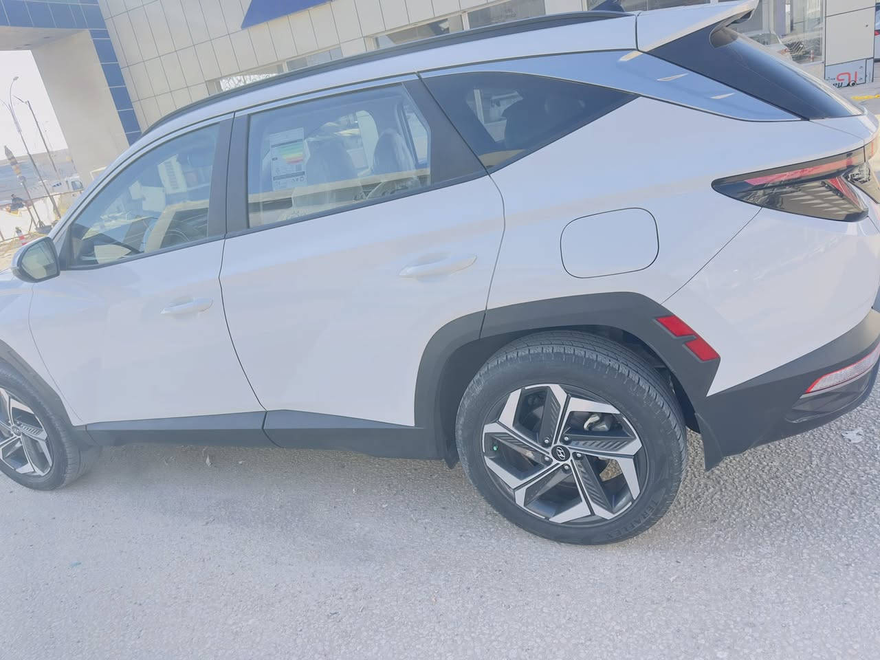 السلام عليكم
توسان وارد امريكي 

موديل ٢٣ 

لون ابيض حدث جاملغ وباب بدون دواخل بدون ايرباك 

السياره فول للخير 

بصمه 

فتحه داخل جلد ابيض 

كشن تتفه +كهرباء 

جنطه كهرباء 

سايد بريك بصمه 

شحن لاسلكي 

تلث انضمه قياده 

ويل عشرين 

اشاره بلمرايه 

رقم بابل السياره بسمي 

ماشيه ١٦ 

صوره الحادث موجوده 

ويا الصور 

مكانه بلحله 

*********** اتصل وتدلل
