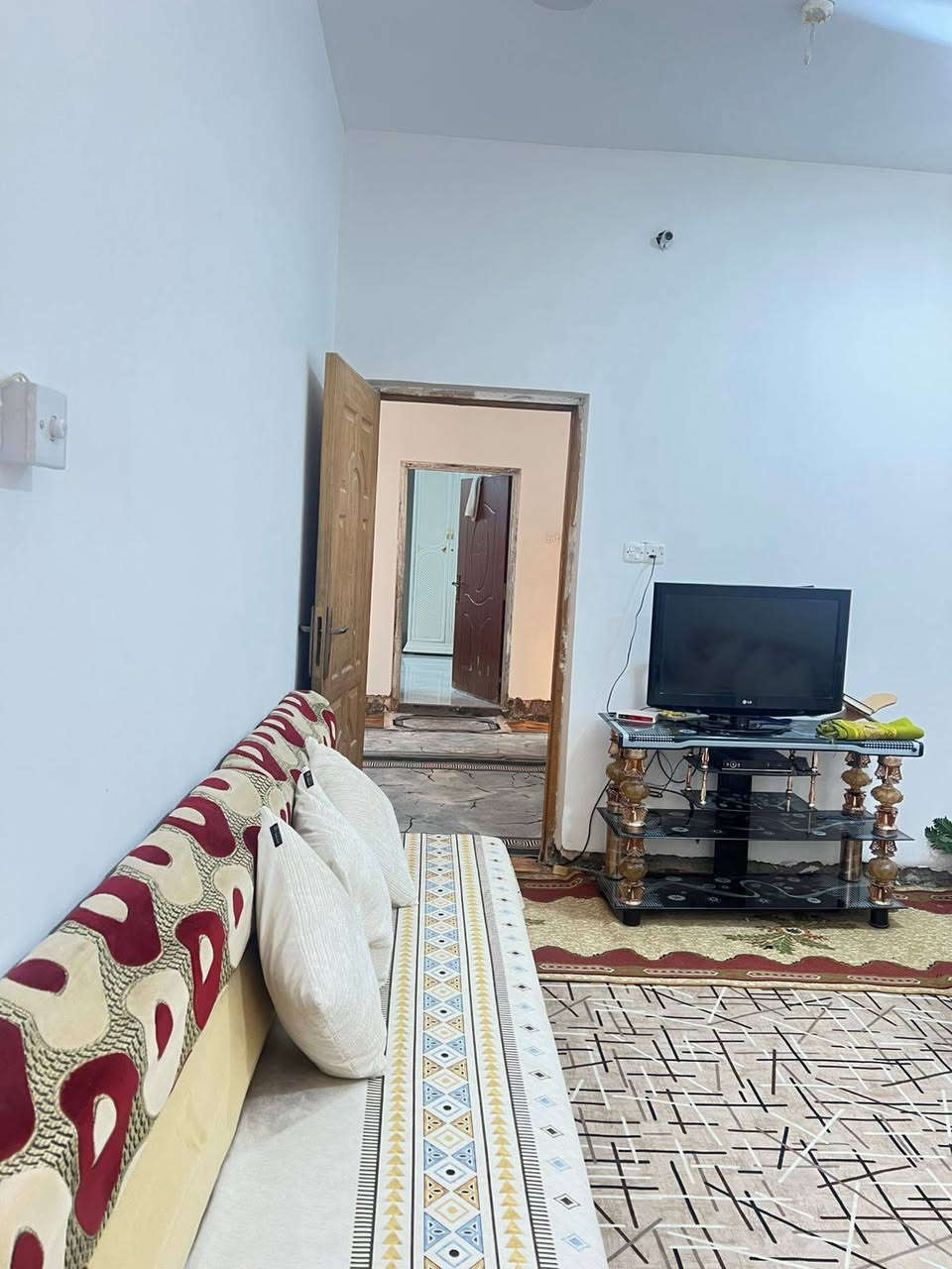 السلام عليكم بيت للبيع مساحة ١٠٠متر مربع يحتوي مطبخ حار وبارد معزولين وصاله وكلدور وغرفه ومجمع صحيات وبيتونه وصحيات خارجيه  بناءصب كونكريت بناء حديث 
العنوان ابو خستاوي شارع سيد علي قرب ملعب ابو عادل 
السعر٤٥ وبي مجال 
شارع بيه مشروع مجاري
للاستفسار***********
