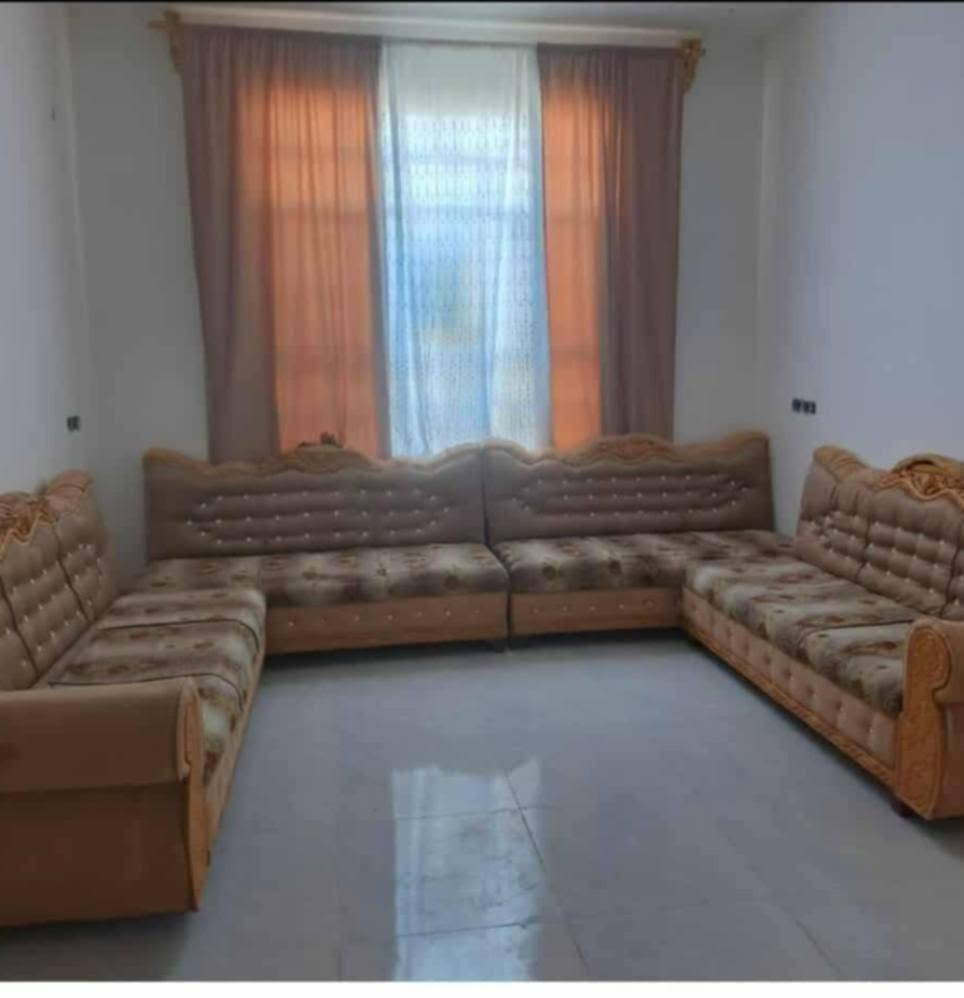 بيت البيع شارع مستوصف النموذجي مساحته 200 متر كامل نقص بس طارمة سطح كونكريت ارض كونكريت 
قرب مكتبه سمسمة  شارع تبليط  كامل خدمات 
سعر 95 نهايته 
***********
