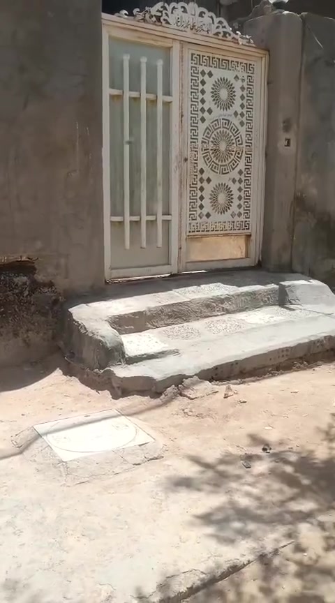 مرخصت صاحب الكروب السلام عليكم اخواني الاعزاء بيت للبيع بشريط الموظفين ب86 جاي من جامع الاحسان يصير كفا ع الستين العرضي بيت نضيف ومتعوب عليه هل تشوفو بالفيديو مال جناي الي حاب يعرف عنه اكثر يتصل ع هذا الرقم وهم بي واتس *********** واني خادم وممنون للطيبين وتحياتي للجميع
